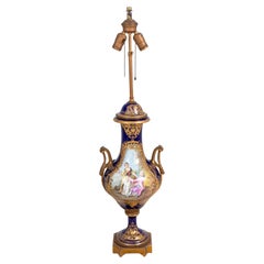 Vase en porcelaine bleue de Sèvres monté en lampe