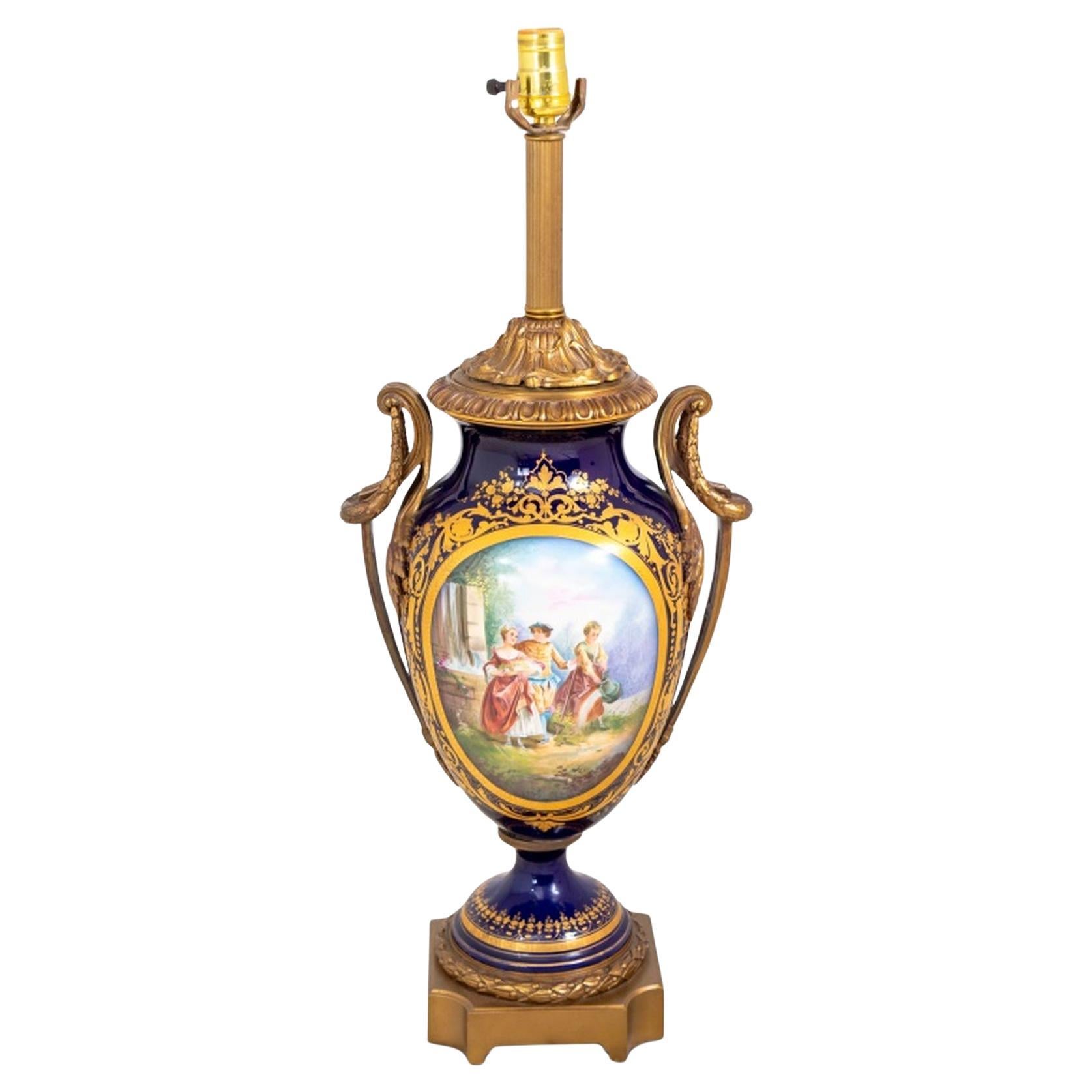 Vaso di porcellana con fondo blu di Sèvres montato come lampada
