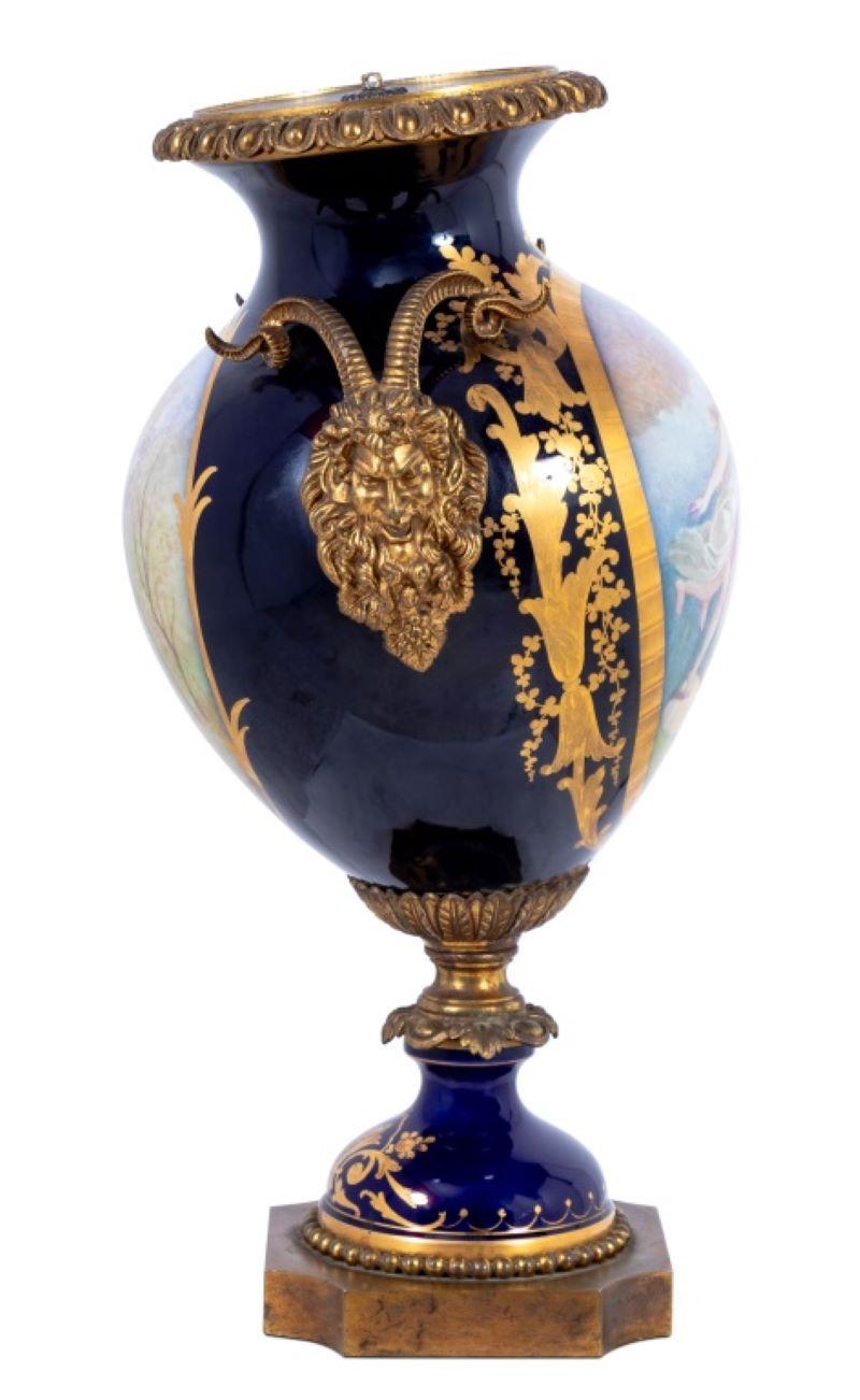 Vaso ovoidale a due manici con fondo blu di Sèvres In condizioni buone in vendita a Astoria, NY