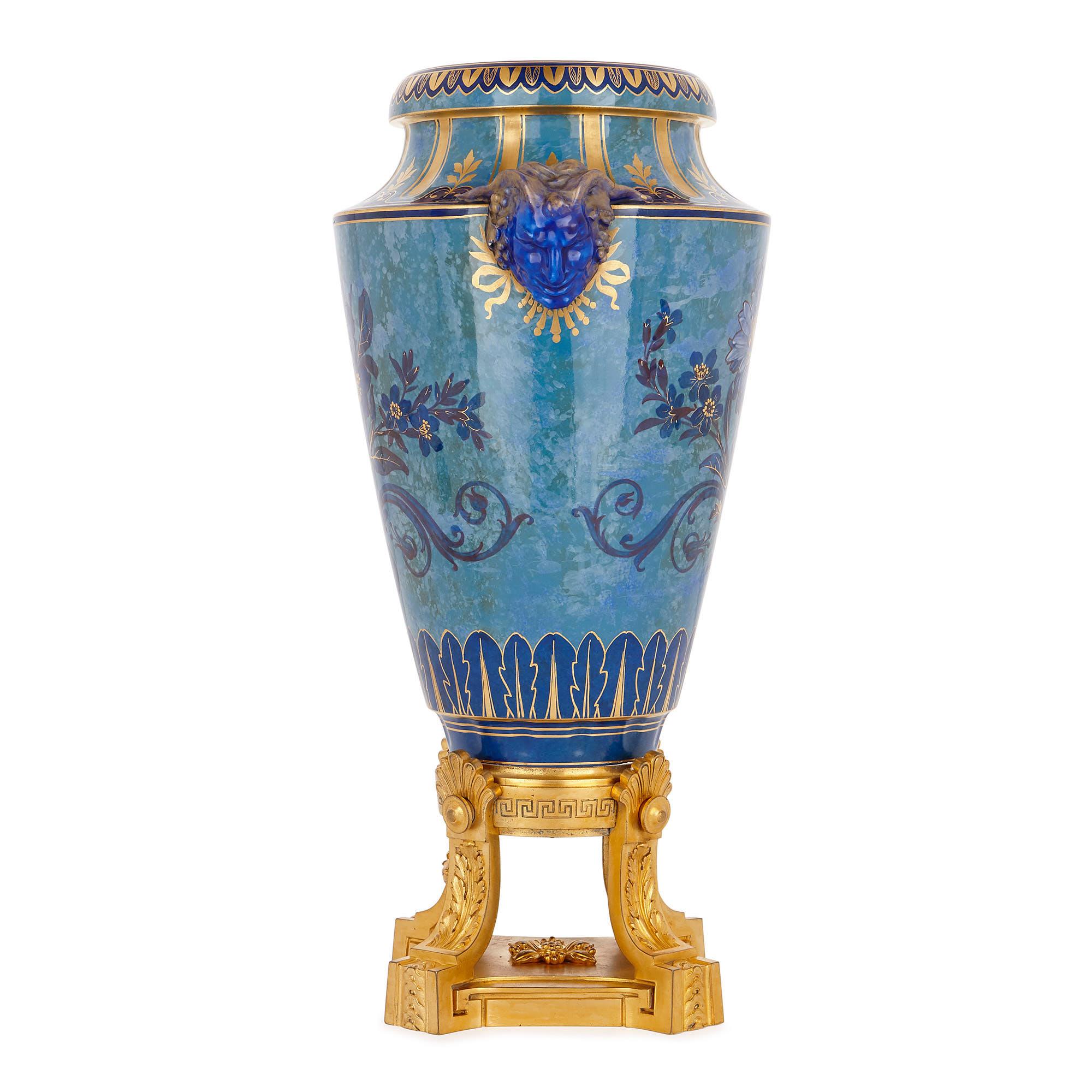 Blaue Sèvres-Porzellanurne auf Sockel aus vergoldeter Bronze (Neoklassisch) im Angebot