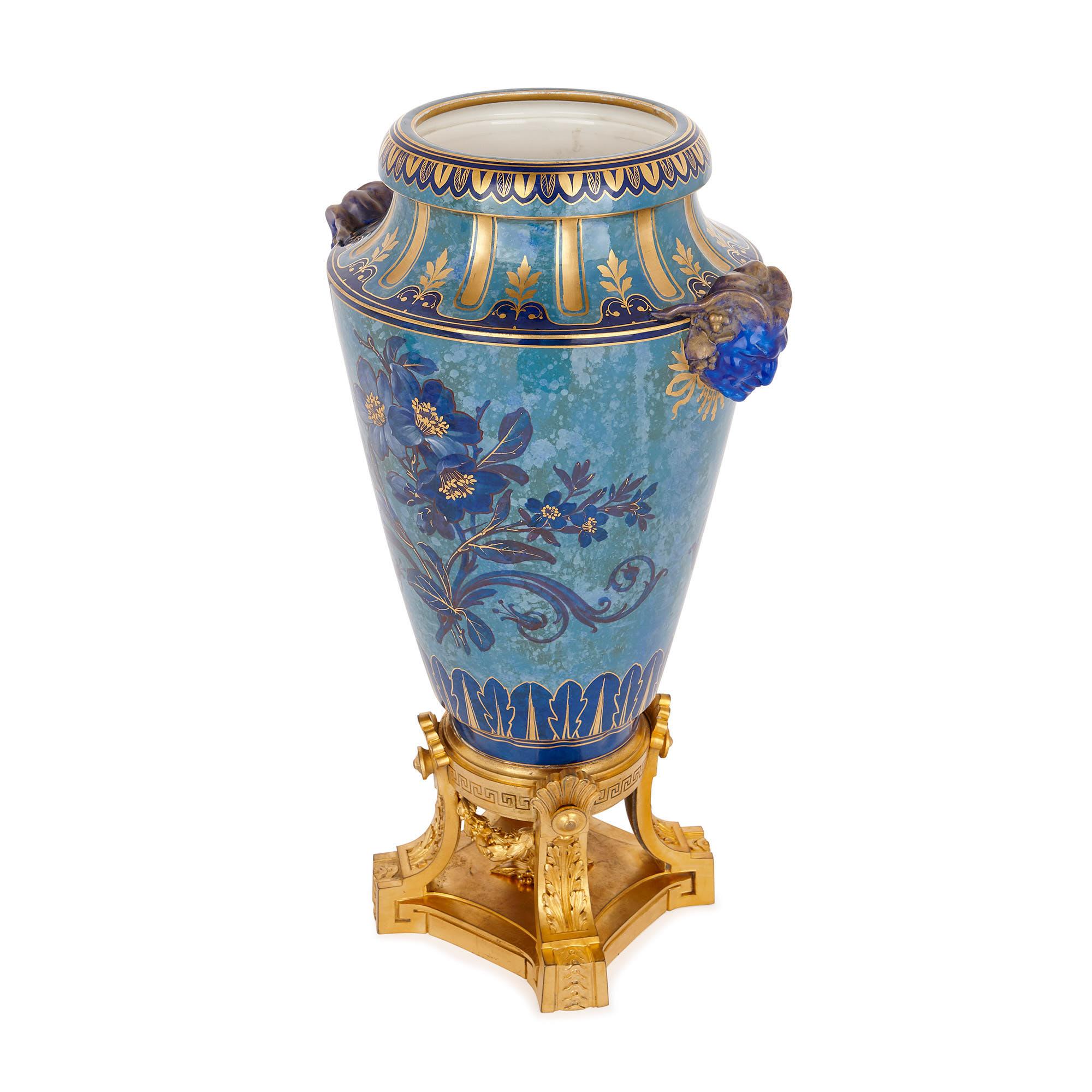Blaue Sèvres-Porzellanurne auf Sockel aus vergoldeter Bronze (Französisch) im Angebot
