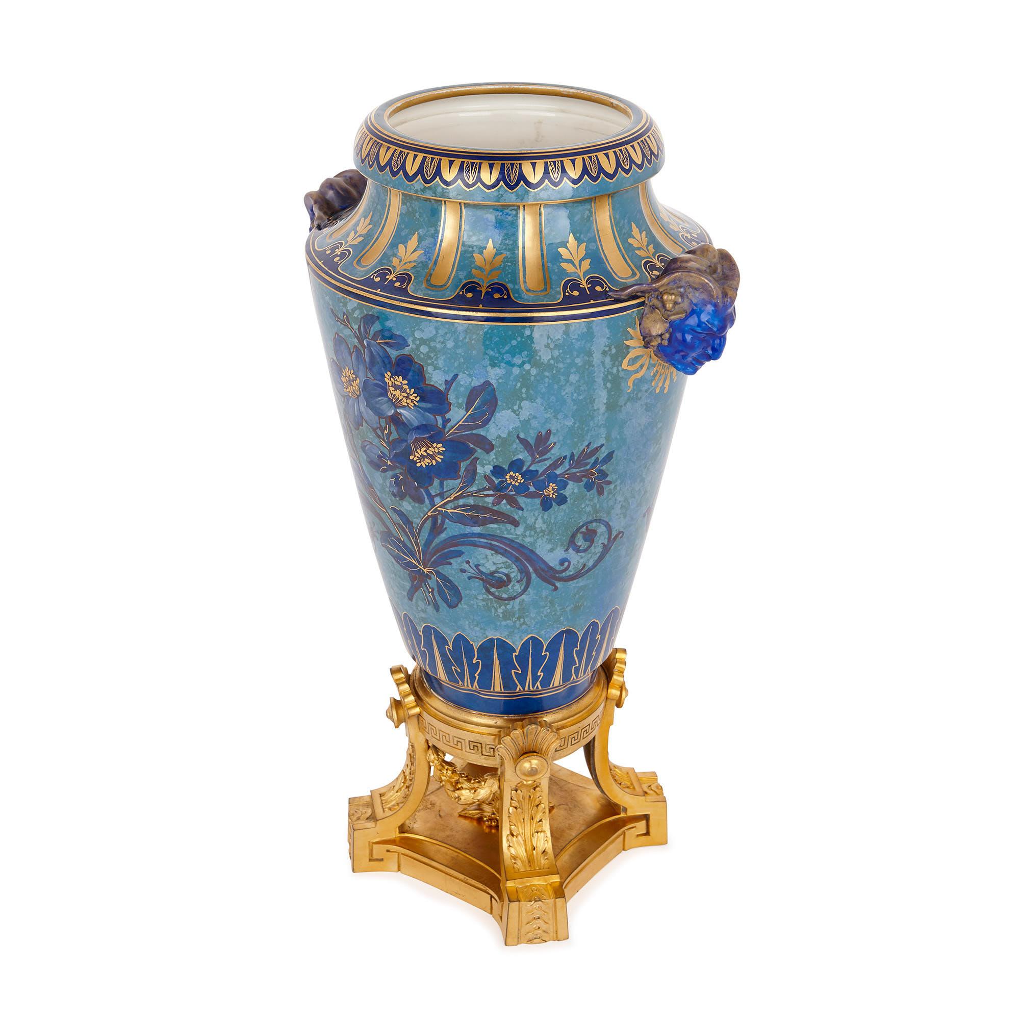 Francese Urna in porcellana blu di Sèvres su basamento in bronzo dorato in vendita