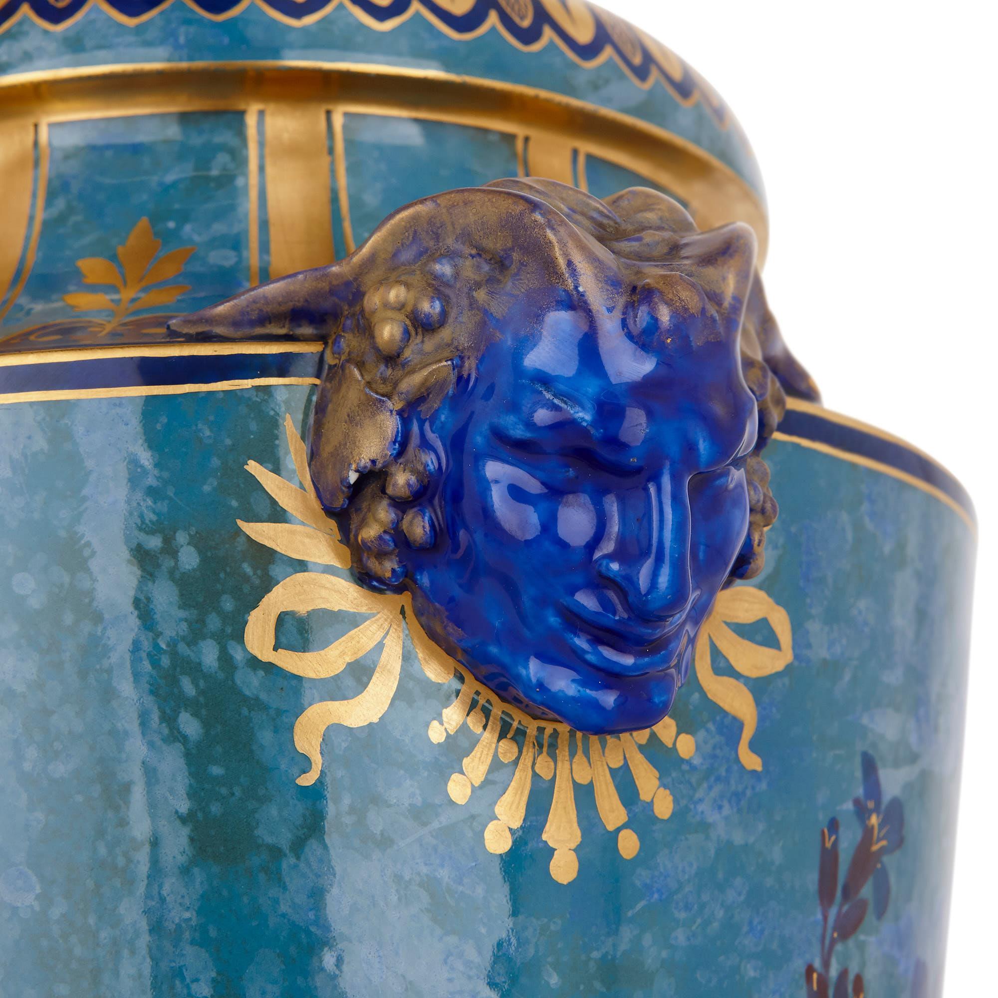 Blaue Sèvres-Porzellanurne auf Sockel aus vergoldeter Bronze (Vergoldet) im Angebot