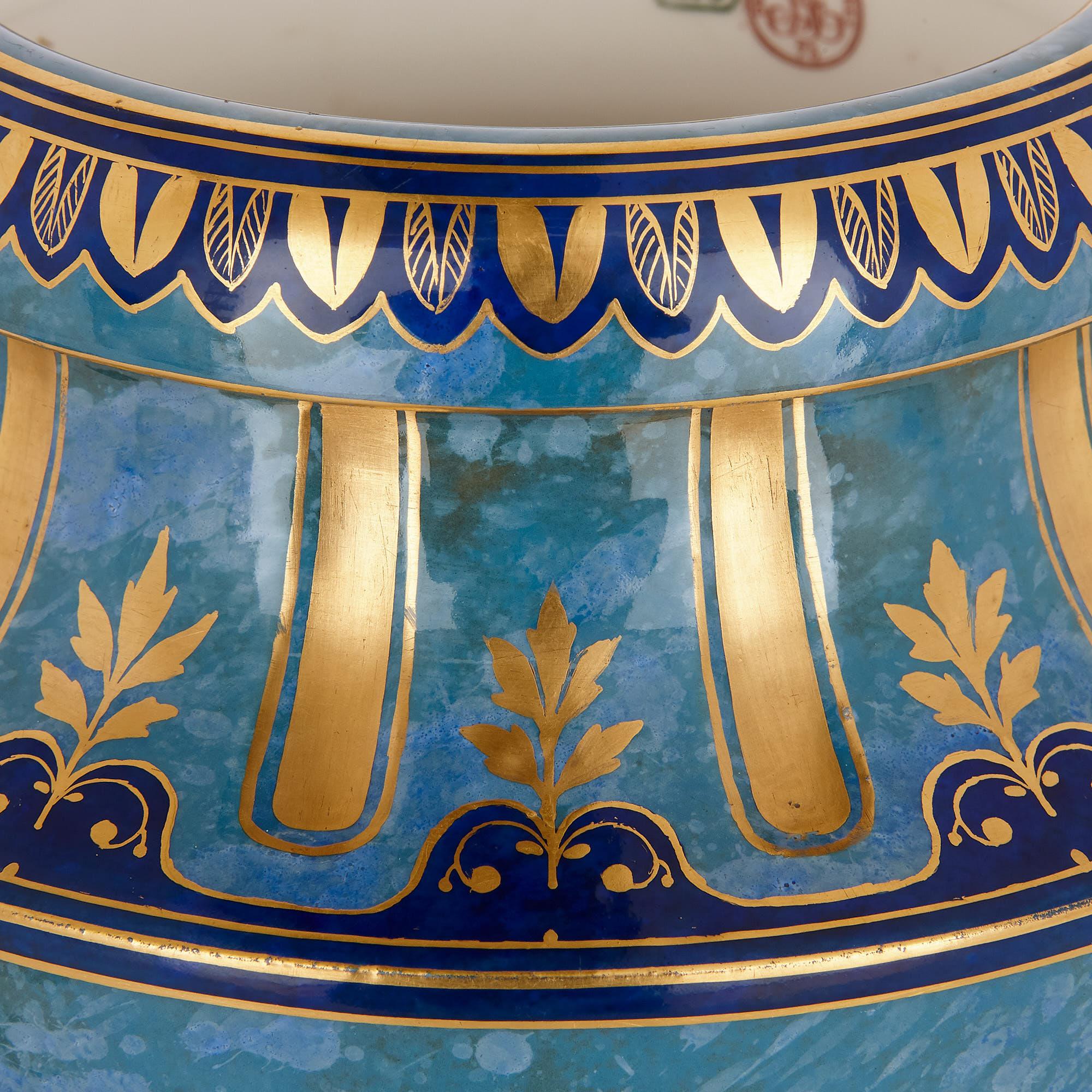 Blaue Sèvres-Porzellanurne auf Sockel aus vergoldeter Bronze im Zustand „Gut“ im Angebot in London, GB
