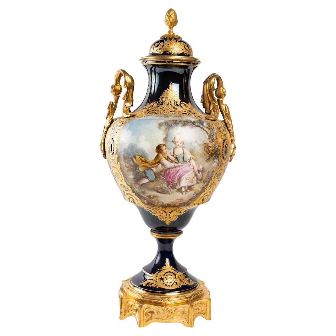 Urnes en porcelaine de Sèvres du 19e siècle avec fond bleu cobalt En