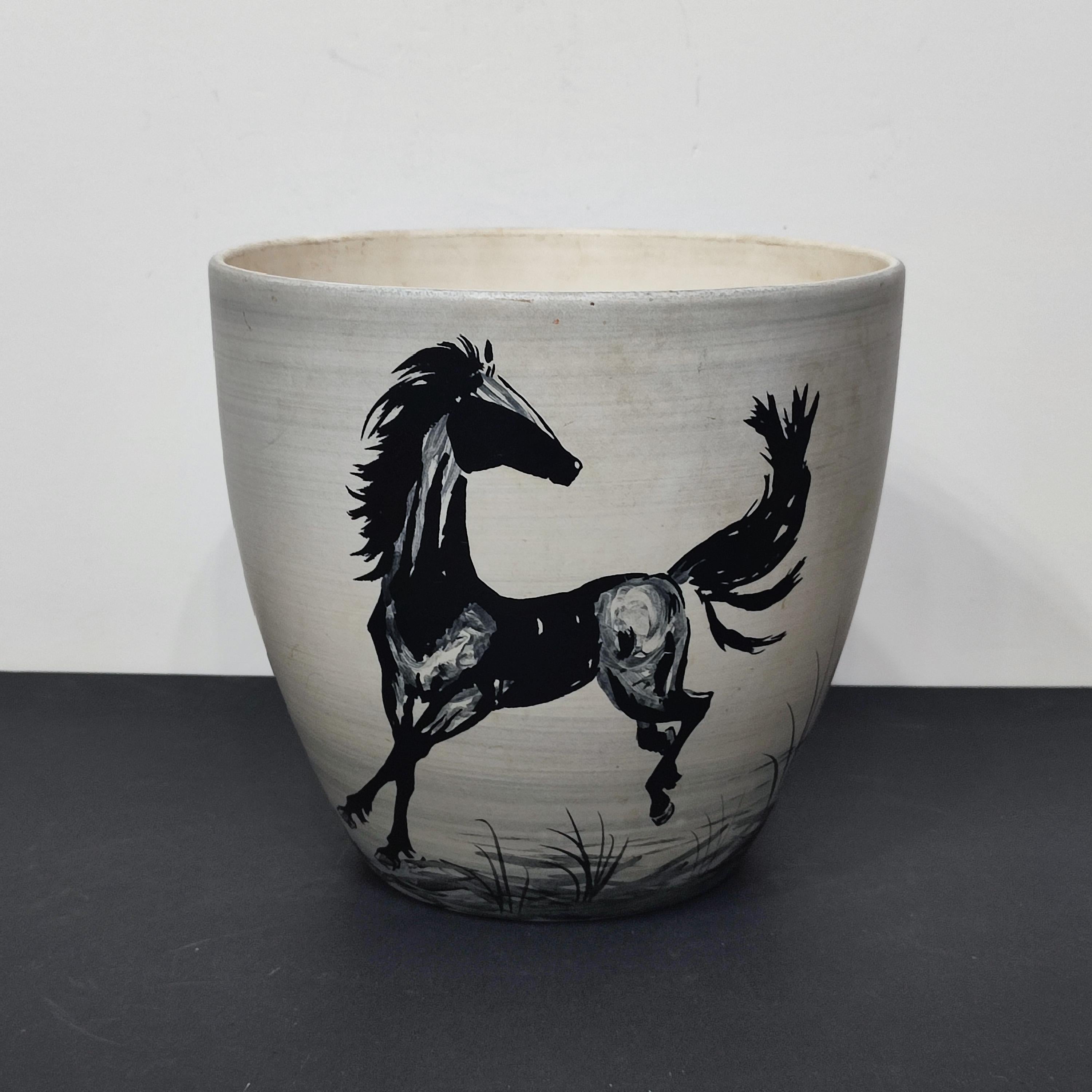 Milet a Sèvres, vaso in ceramica con decorazione nera di un cavallo al galoppo su sfondo beige pettinato.
Marchio sotto la base: Milet Sèvres e numerato en creux (affondato sotto la superficie).

22 x 23 cm di diametro
Tracce di sporco.

