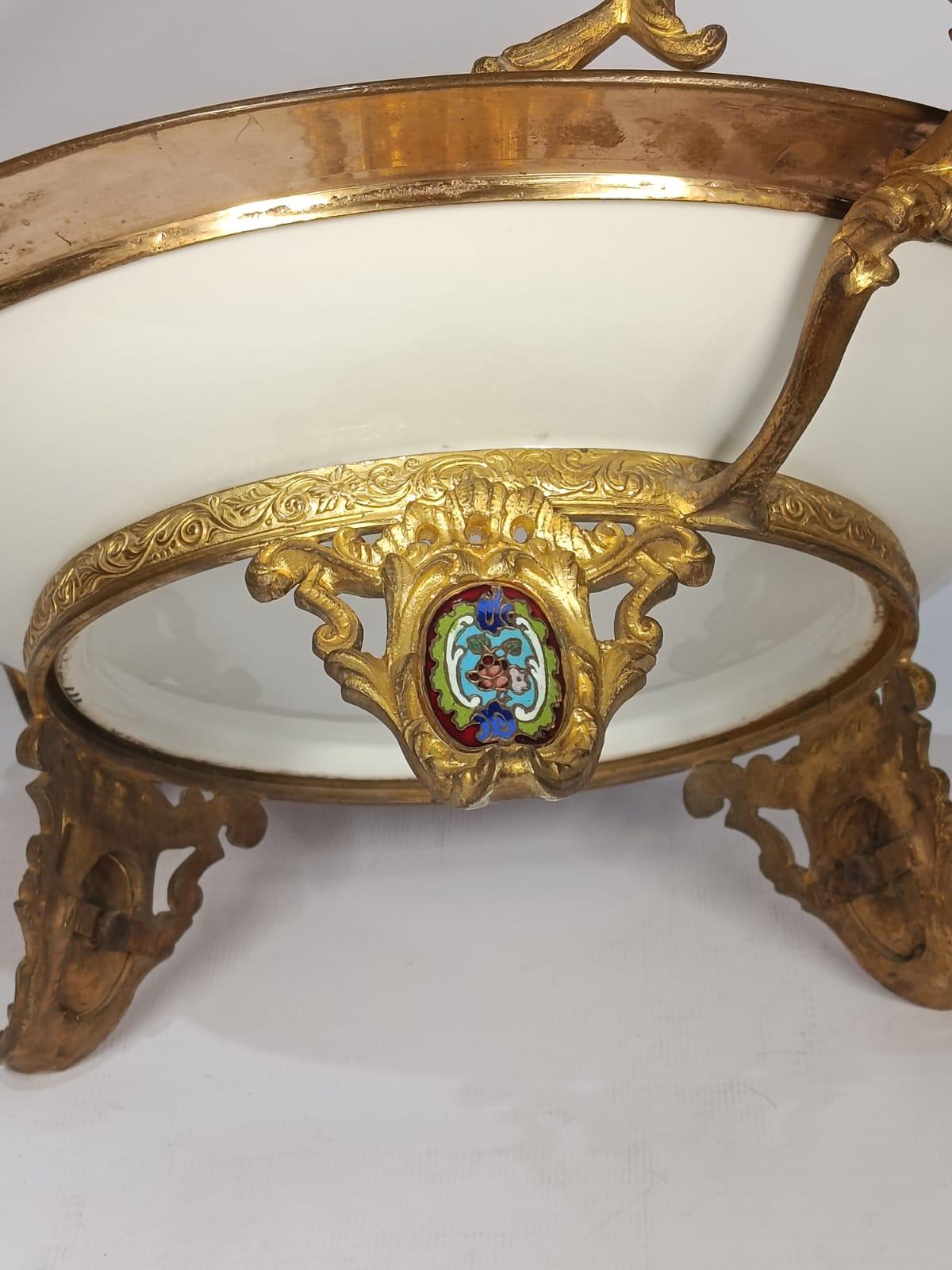 Centrotavola di Sèvres, bronzo e cloisonne
Origine: Francia, circa 1900
Stile: Napoleone III
Tecnica: dipinto a mano, scena romantica
Bronzo dorato e smalto cloisonne
In ottime condizioni e non restaurato
Centrotavola: firmato Collot
È una