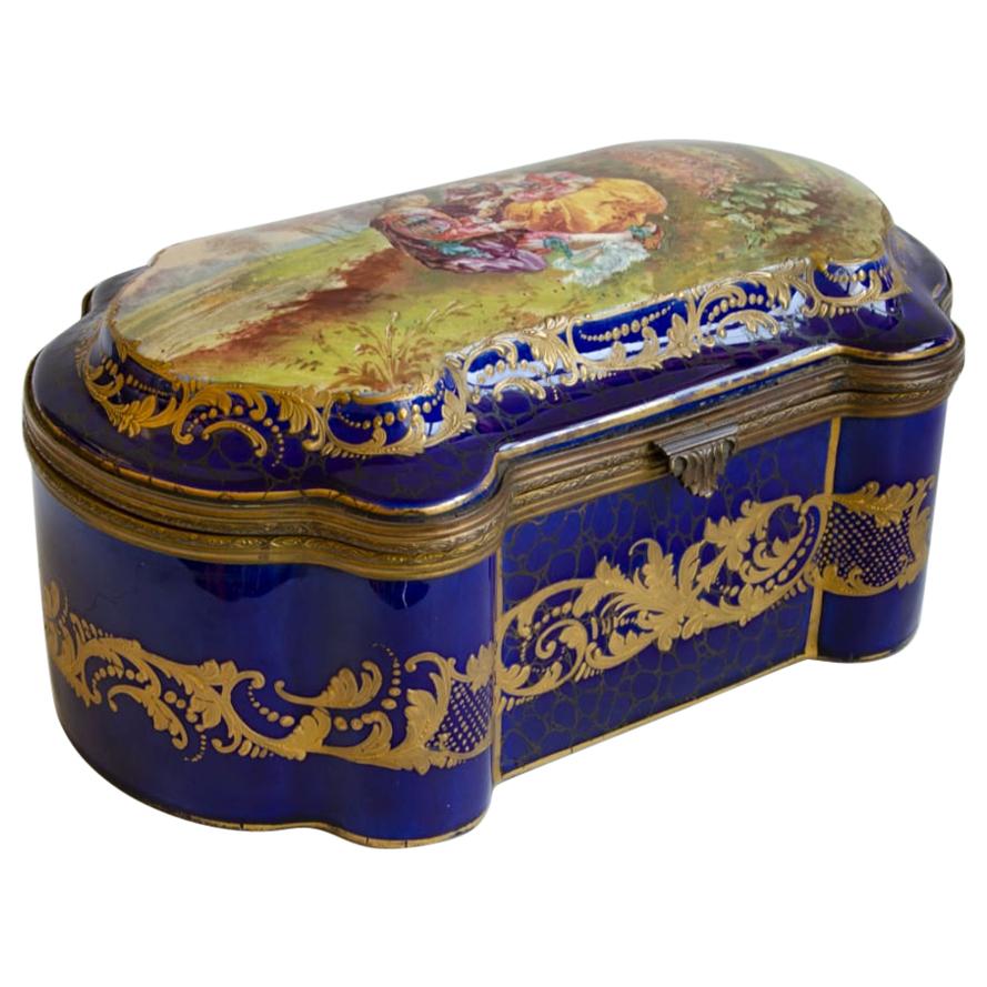 Arcón de cerámica de Sevres estilo rococó siglo XIX 1870 pintado a mano