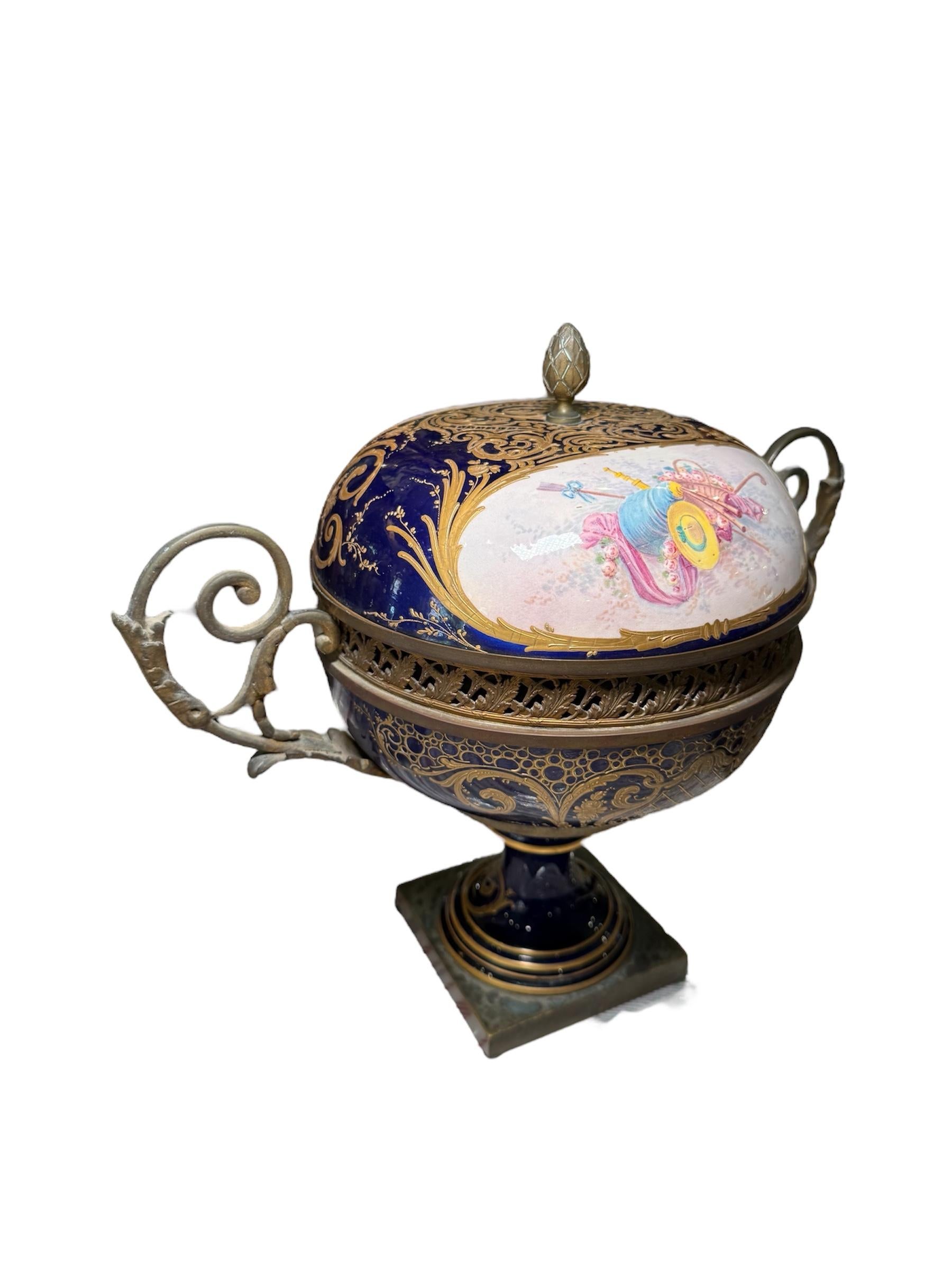 Sèvres Chateau des Tuilleries Porzellan Bonbonniere im Angebot 3