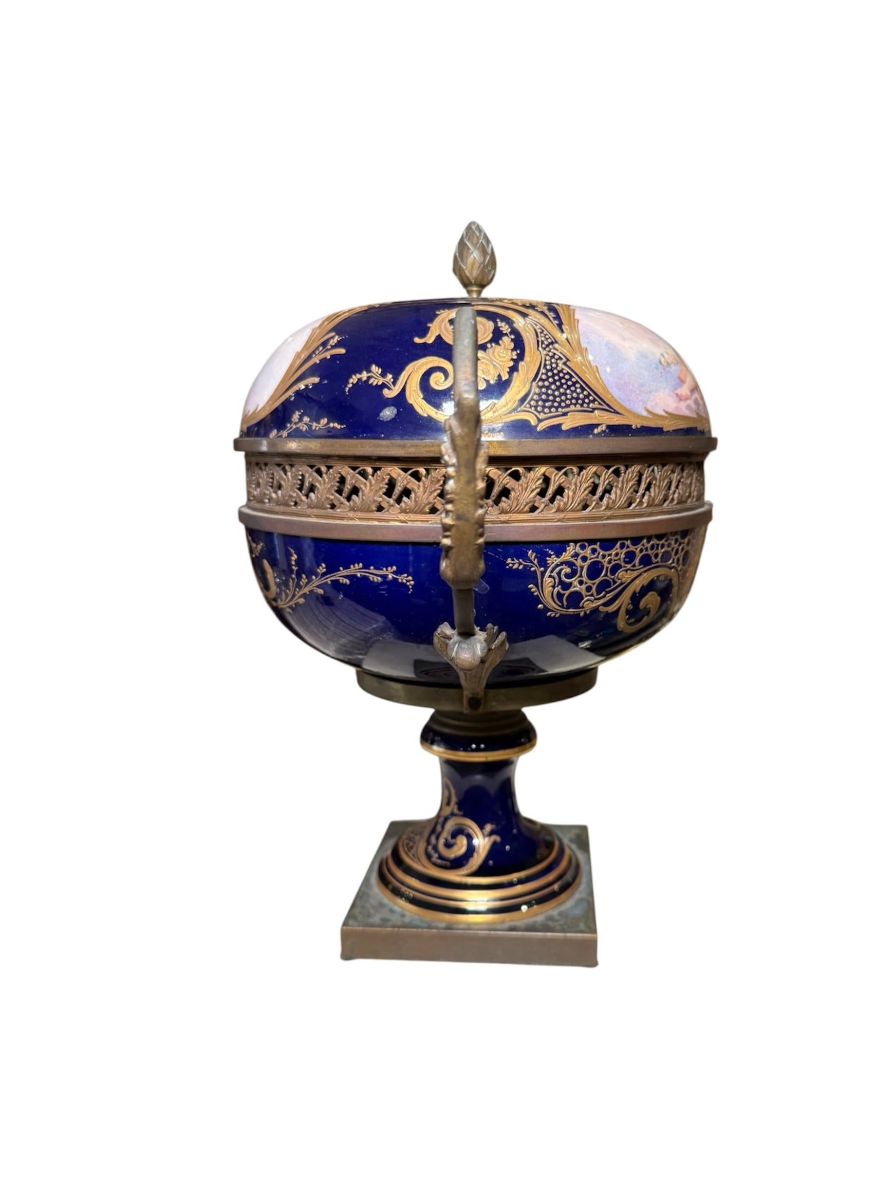 Sèvres Chateau des Tuilleries Porzellan Bonbonniere (Napoleon III.) im Angebot