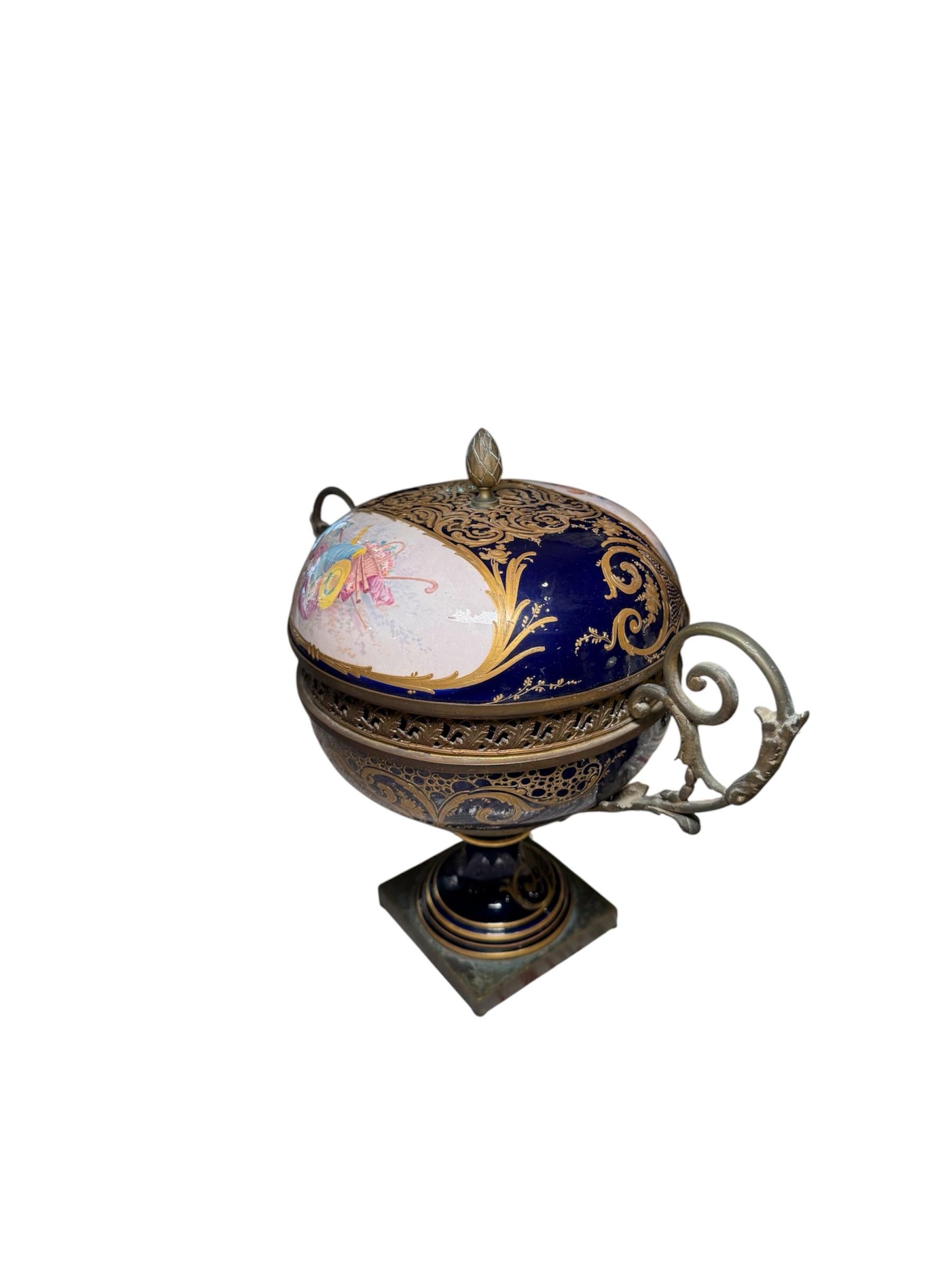 Sèvres Chateau des Tuilleries Porzellan Bonbonniere (20. Jahrhundert) im Angebot
