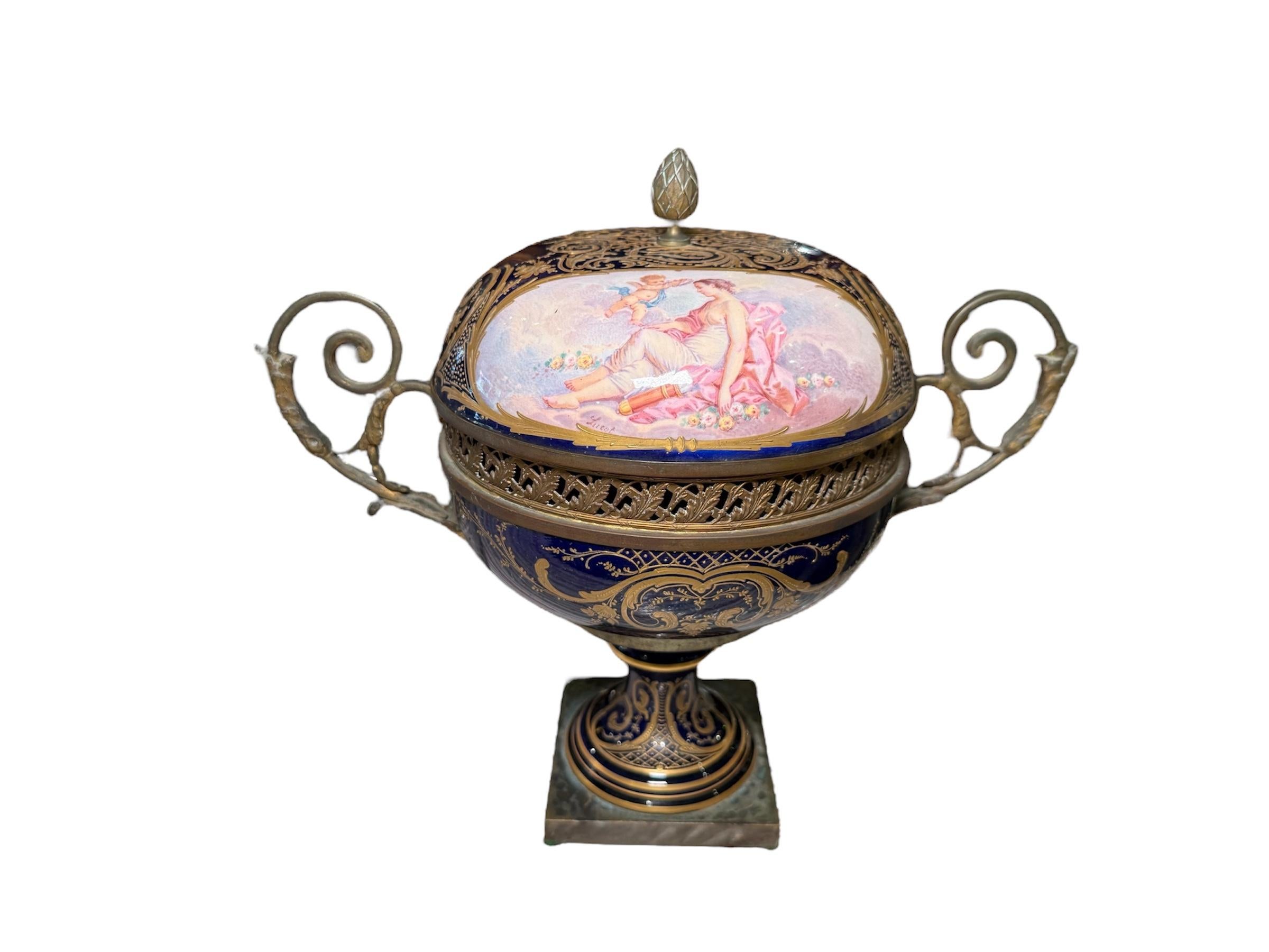 Sèvres Chateau des Tuilleries Porzellan Bonbonniere (Bronze) im Angebot