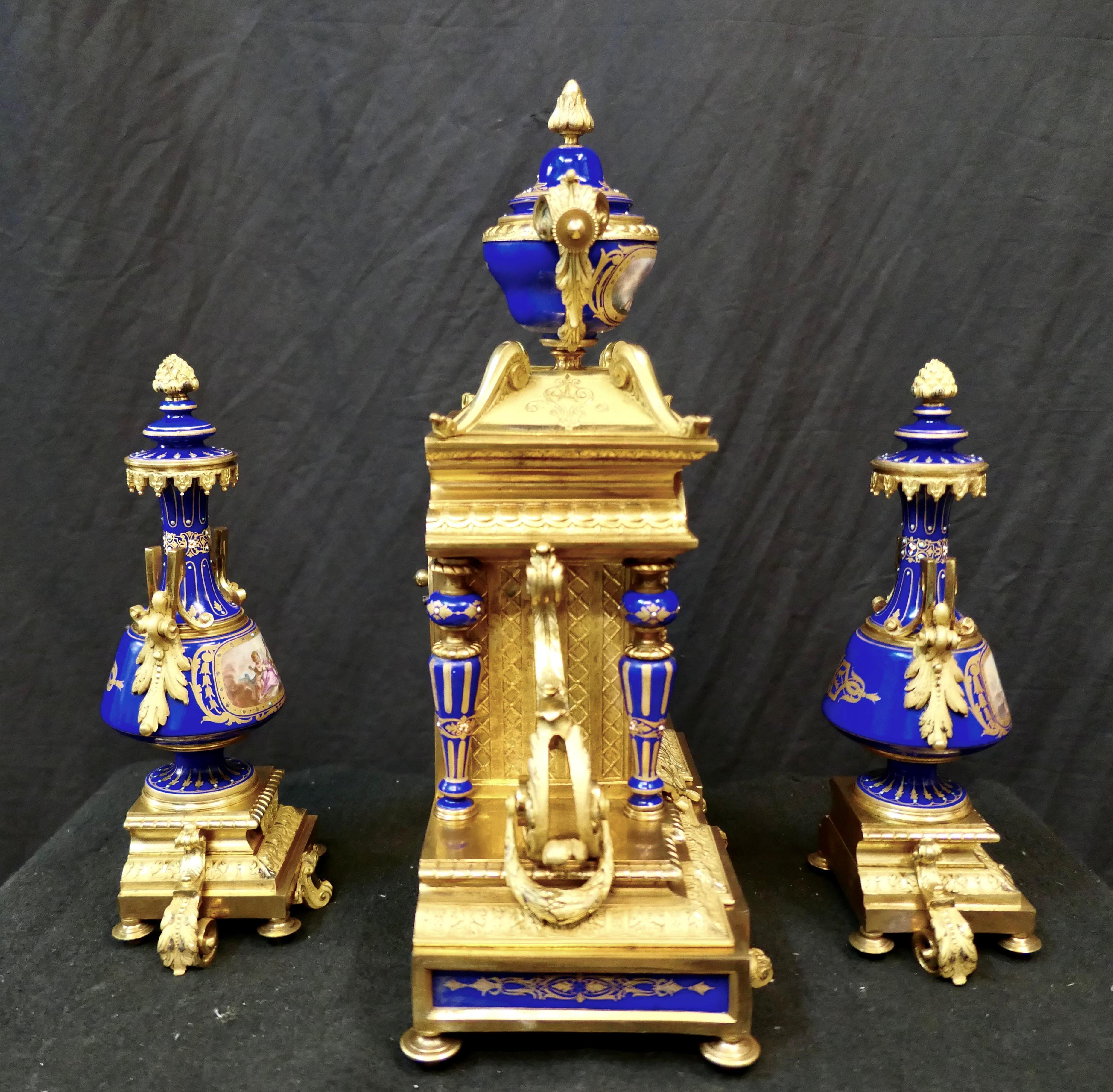 Bronze Ensemble d'horloges Sèvres (Garniture) en vente