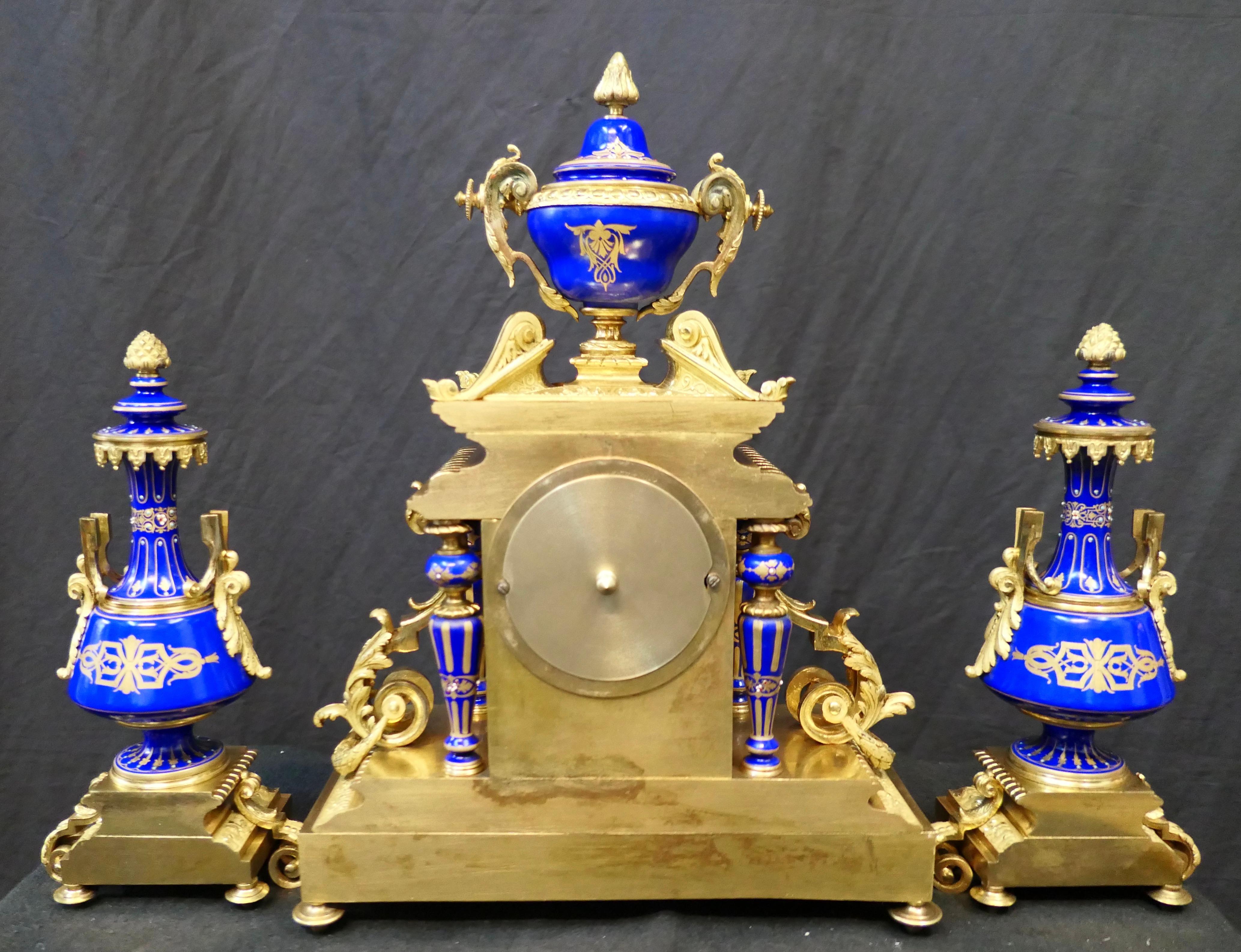 Ensemble d'horloges Sèvres (Garniture) en vente 1