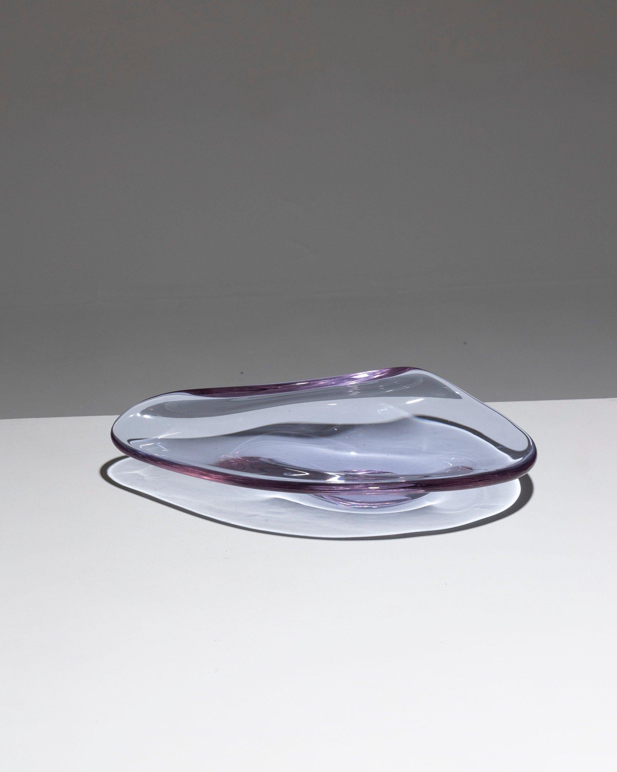 Ciotola di cristallo di Sèvres, anni '50. Un lato è curvato a caldo. Il cristallo è colorato in massa di una bellissima Parma chiara con riflessi leggermente bluastri. Firmato: 