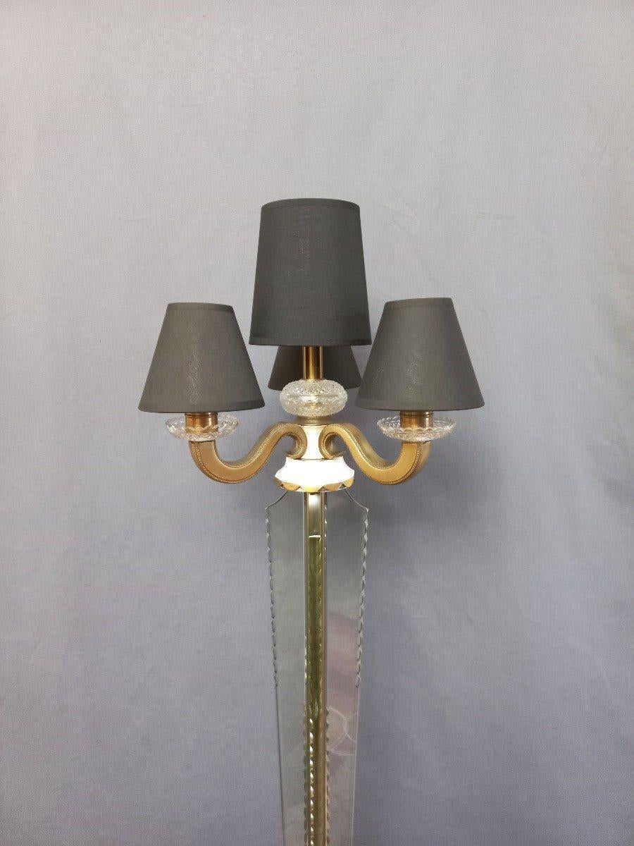 Four-light floor lamp in Sèvres crystal and brass, resting on a tripod base in lacquered iron.
Around 1940.
Very good state.