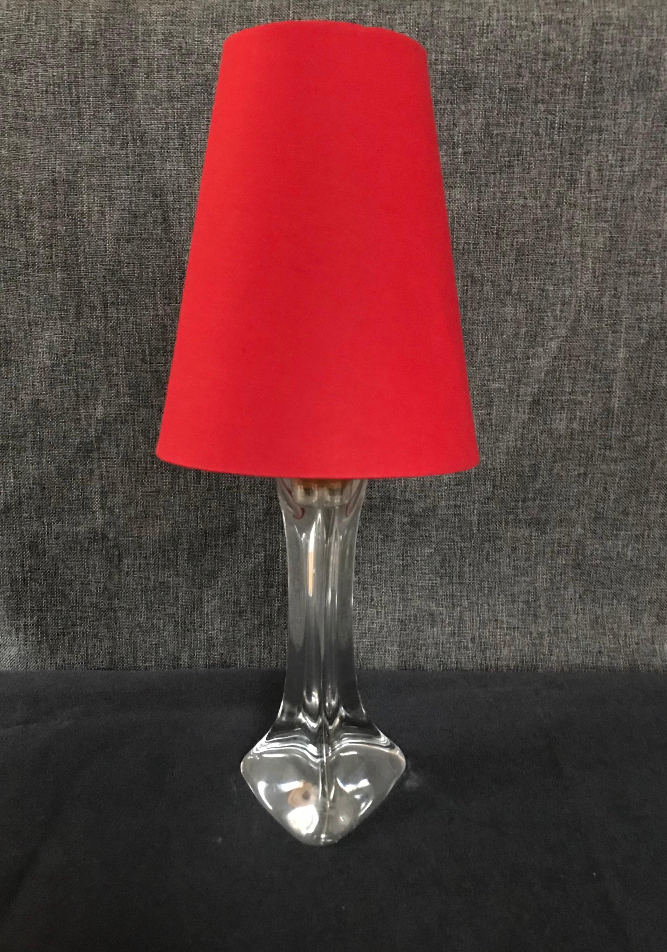 Lampe à poser en cristal de la Cristallerie de Sèvres.
Sans l'abat-jour D 7cm x H 20 cm 
Abat-jour en coton rouge lui-même D 12cm x H 15 cm
France années 1950.
D'autres sont disponibles, voir les dernières photos.