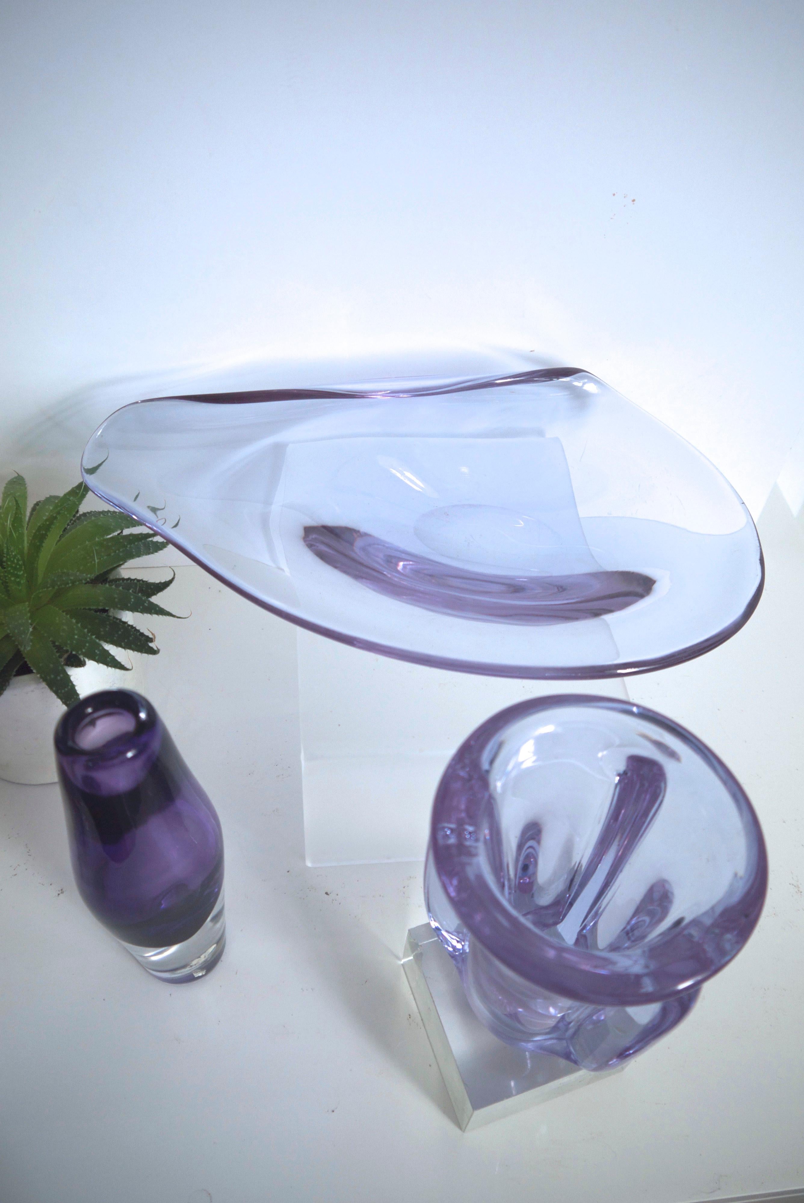 Art Glass Sèvres Crystal Vase and Organic-form Dish in Neodymium Alexandrite Glass For Sale