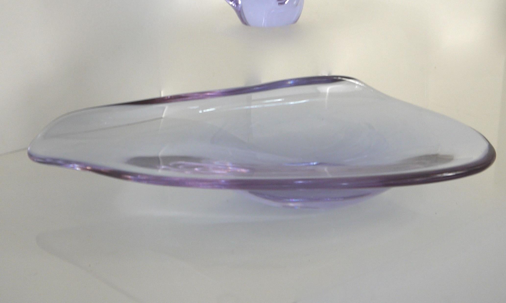 Sèvres Crystal Vase and Organic-form Dish in Neodymium Alexandrite Glass For Sale 1