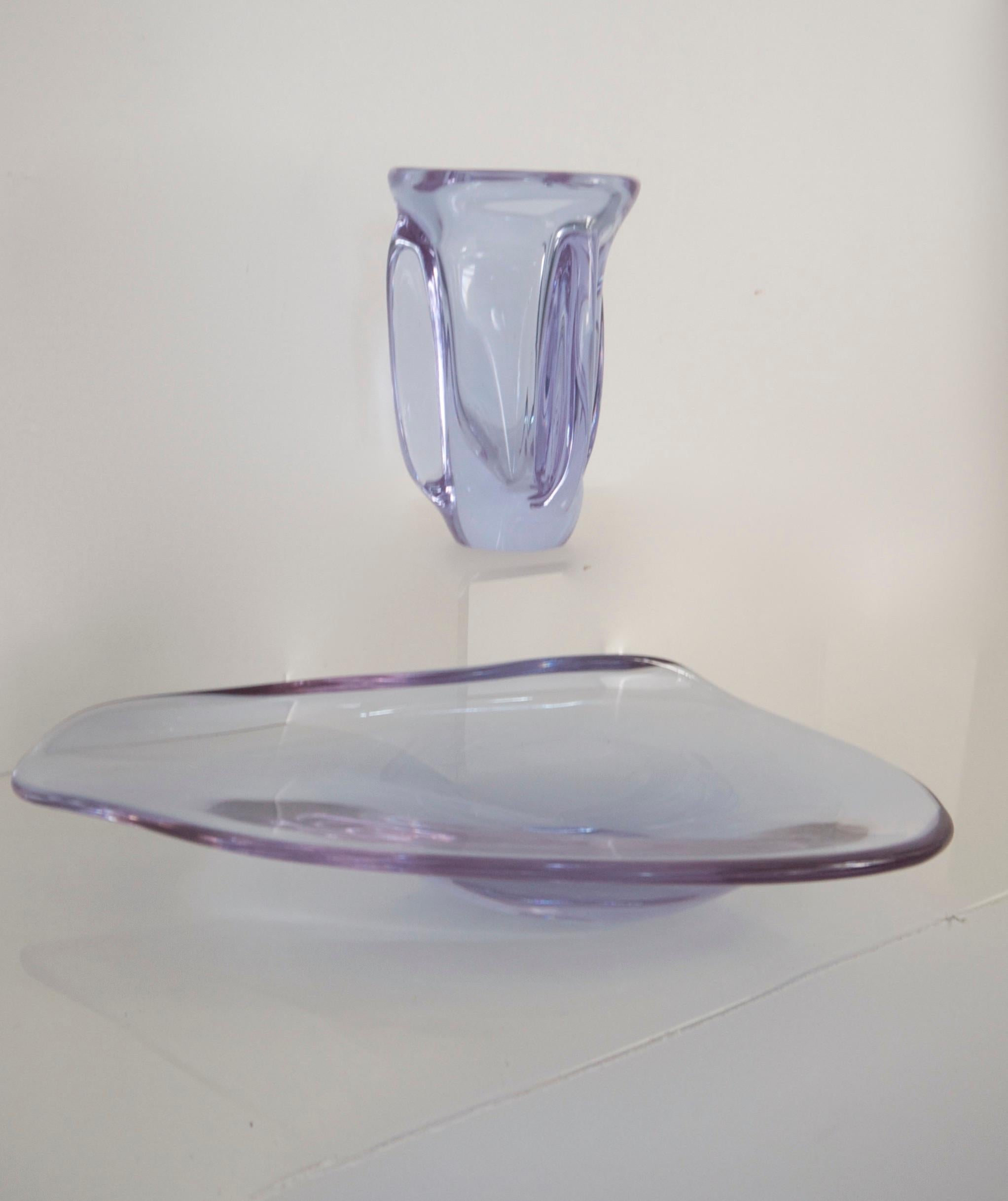 Sèvres Crystal Vase and Organic-form Dish in Neodymium Alexandrite Glass For Sale 2