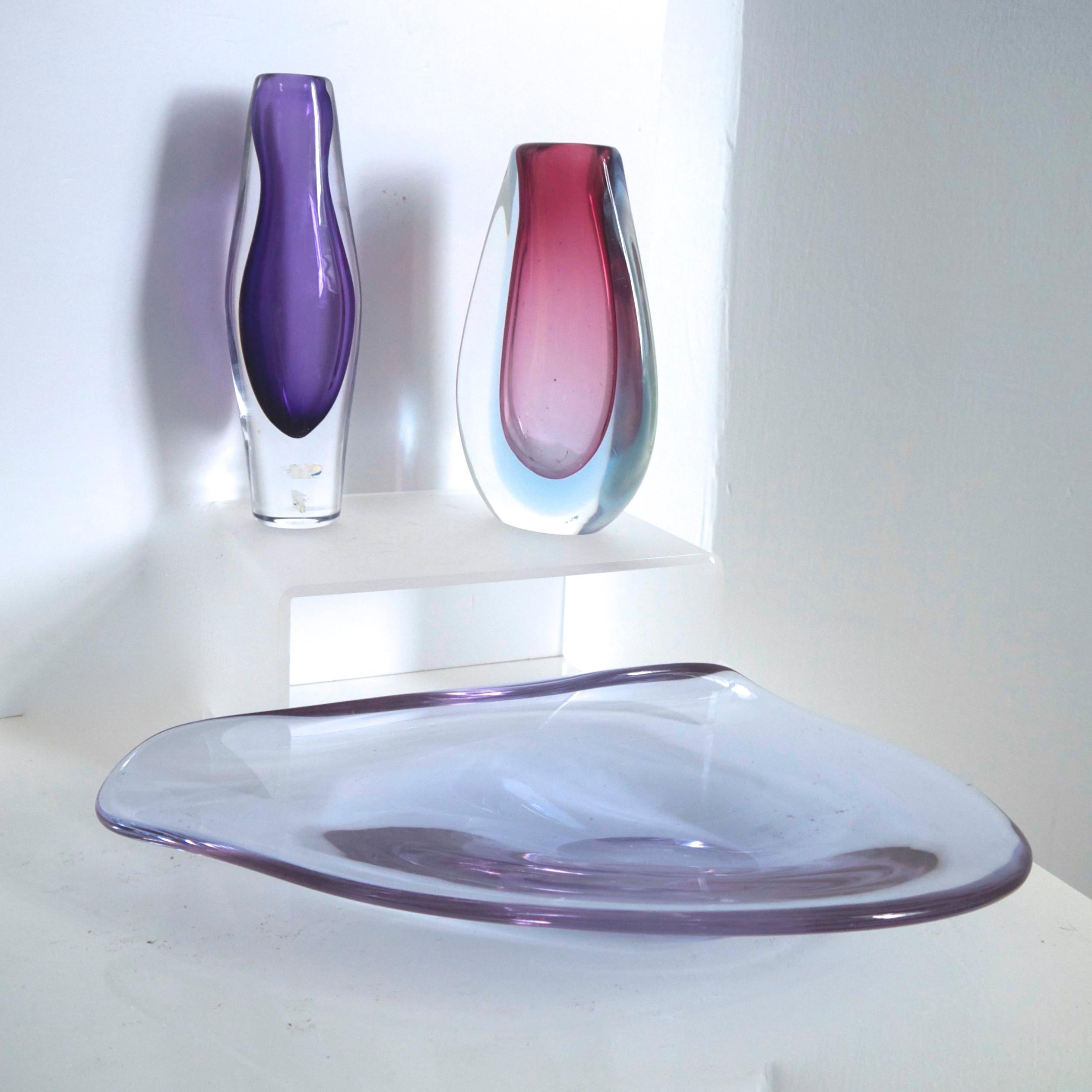 Mid-Century Modern Sèvres Crystal Vase and Organic-form Dish in Neodymium Alexandrite Glass For Sale