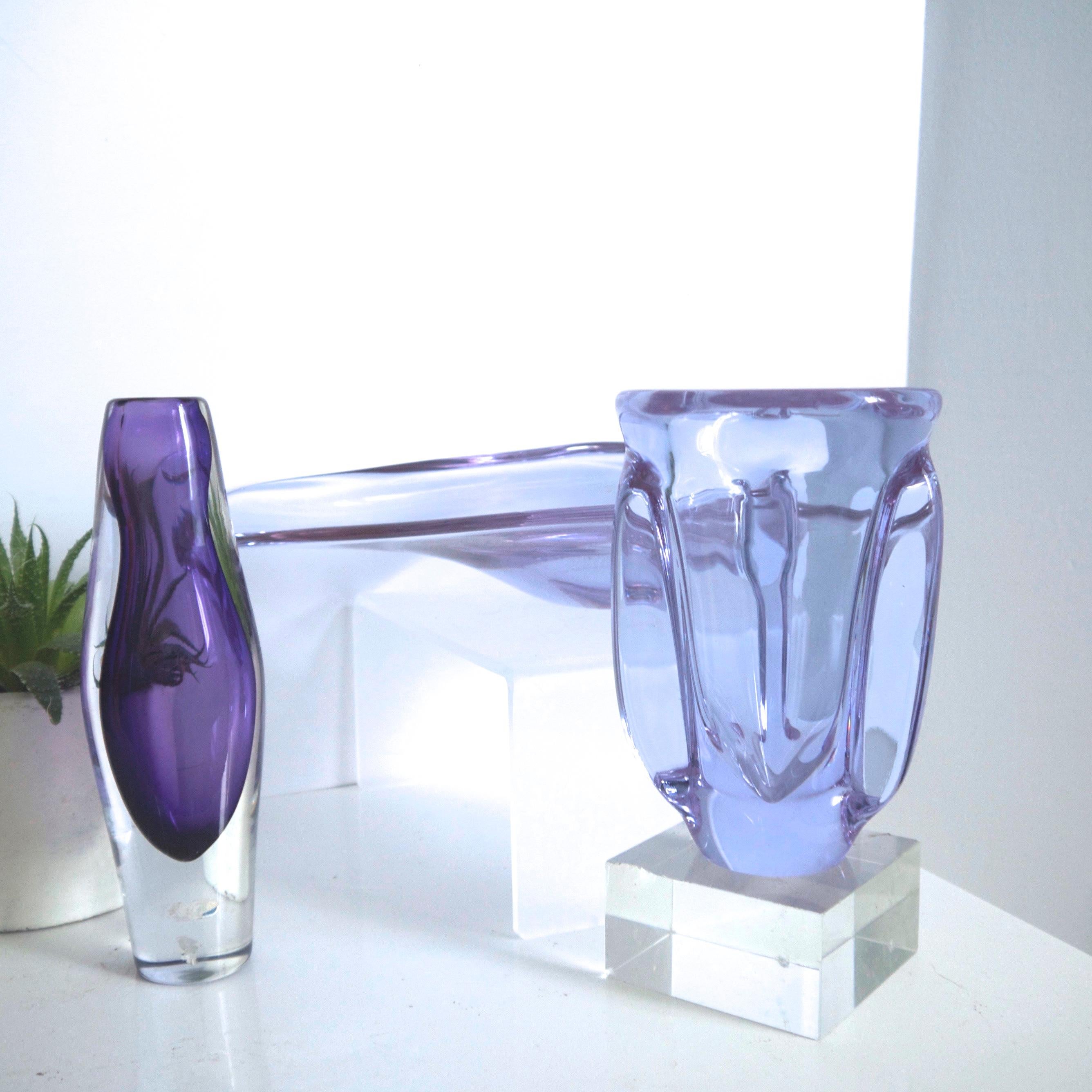 Mid-20th Century Sèvres Crystal Vase and Organic-form Dish in Neodymium Alexandrite Glass For Sale