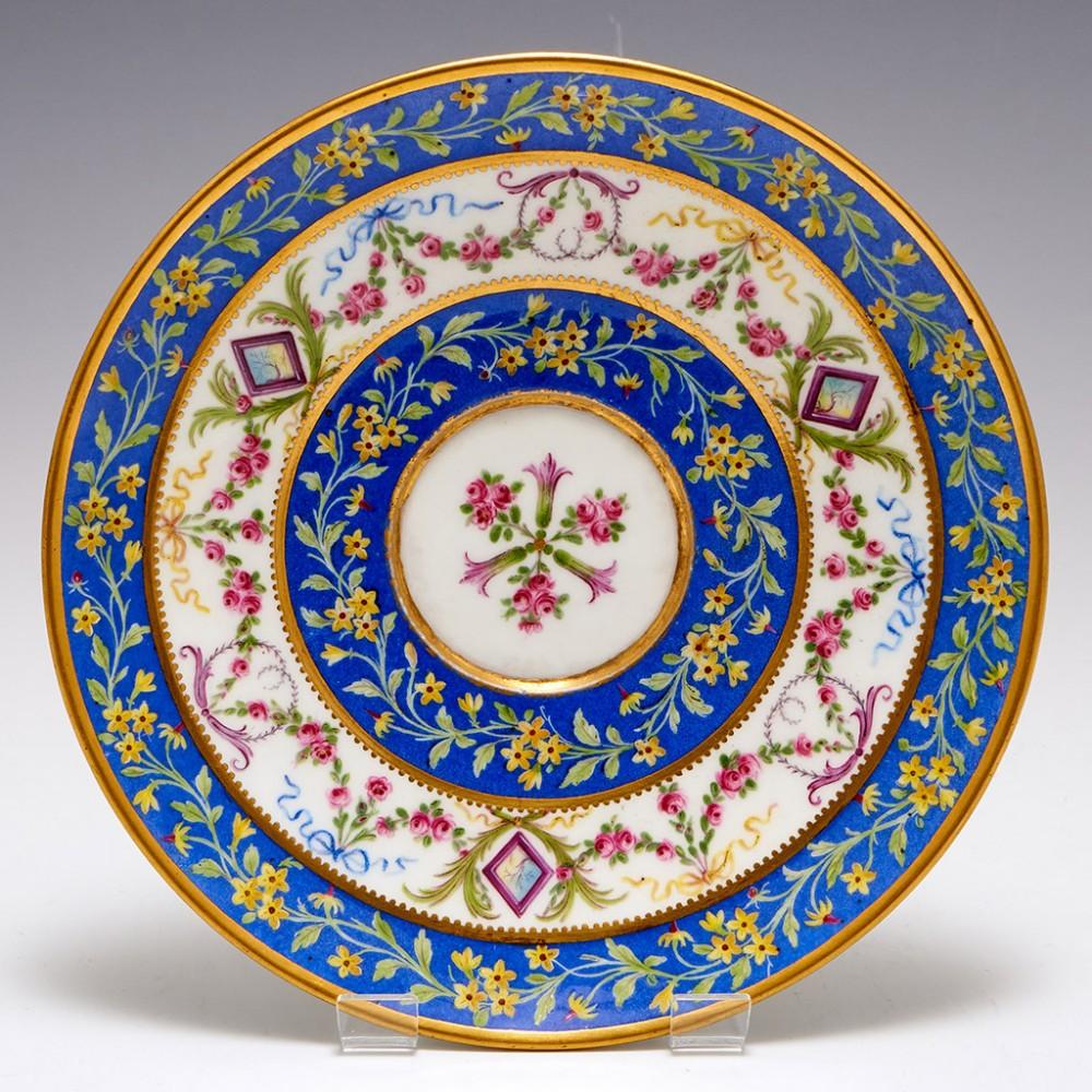 Sèvres Becher mit zwei Henkeln, Deckel und Stand, 1791

 Sèvres ist der bekannteste Name für französisches Porzellan, aber er war nicht der erste. Seit dem letzten Viertel des 17. Jahrhunderts wurde in Frankreich Porzellan hergestellt, um die