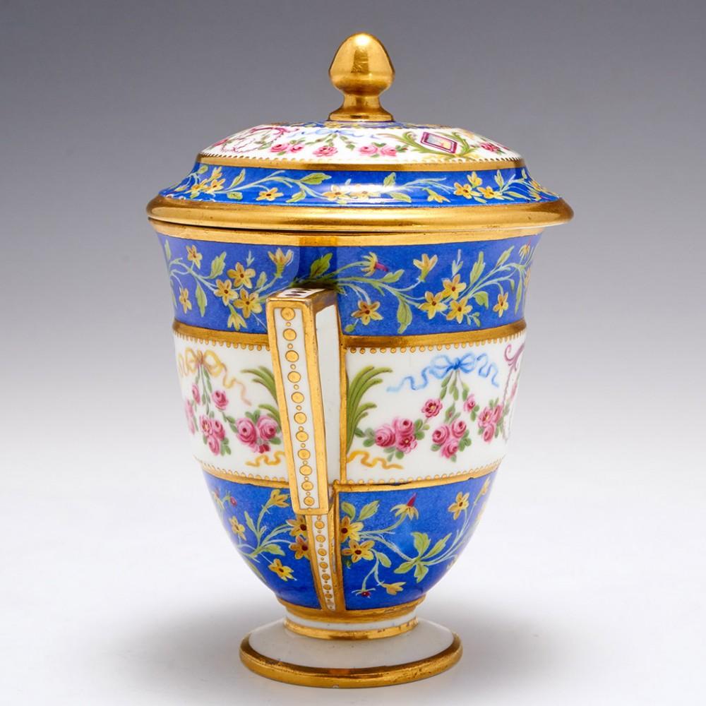 Sèvres Coupe à double anse, couvercle et Stand, 1791 en vente 2