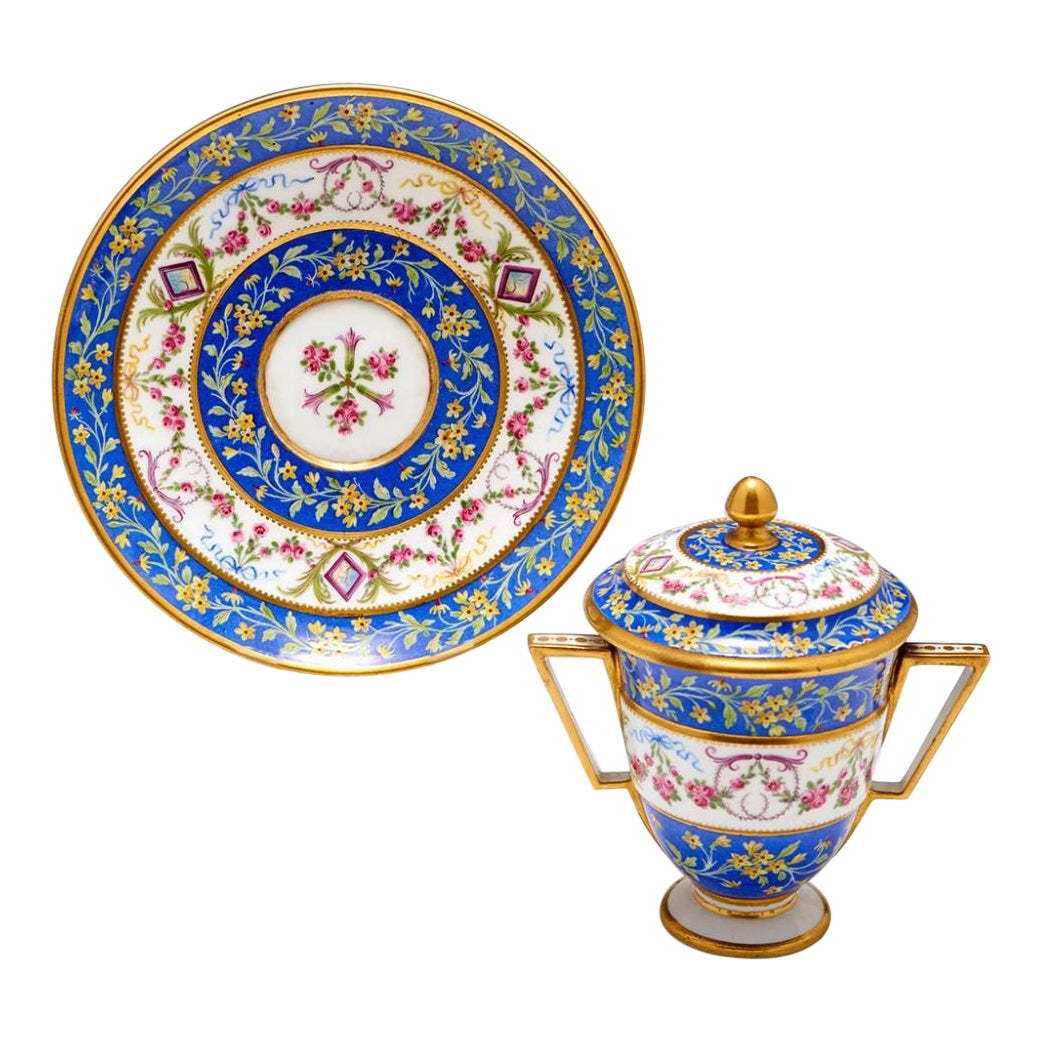 Sèvres Becher mit zwei Henkeln, Deckel und Stand, 1791 im Angebot