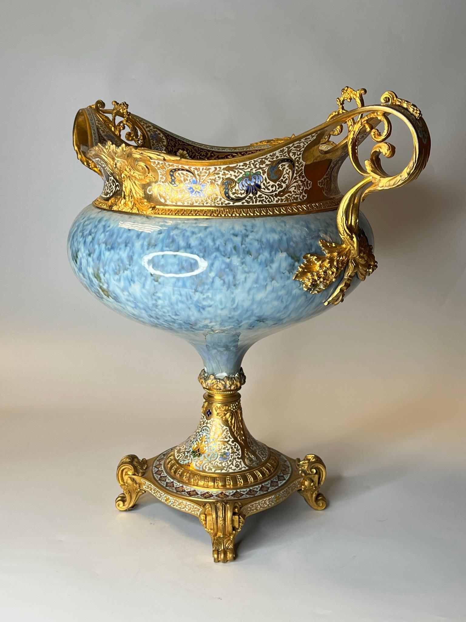 Sevres Schale aus blau glasierter und Champleve-Emaille-Bronze in Sevres-Eierschale (Vergoldet) im Angebot