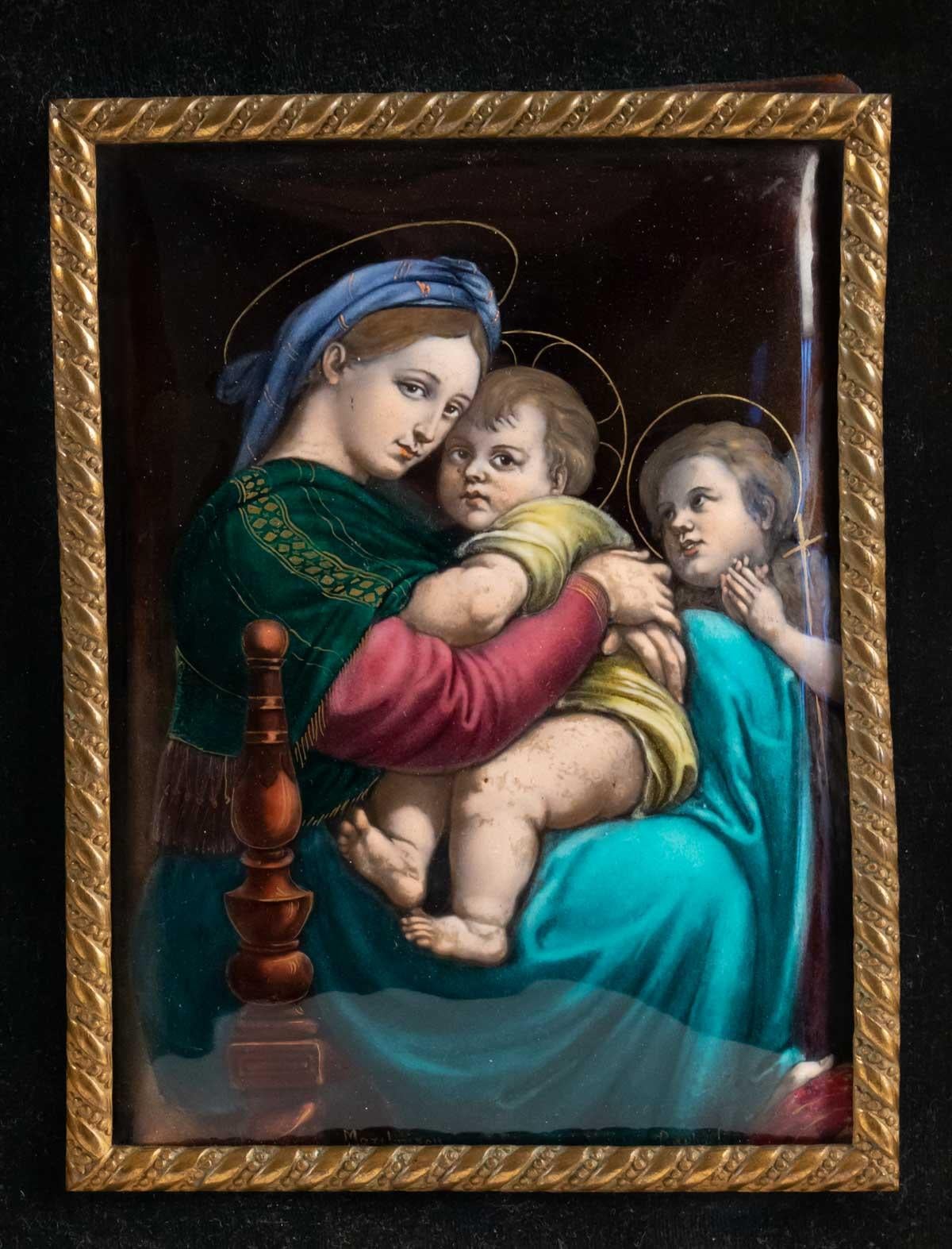 Email Sèvres De Marchaison, late 19th century, in the taste of Raphael, presented on a gilded carved frame of the 19th century, lacks two macaroons.
Enamel: H 17cm, W 13cm, P 1cm
Frame: H 35cm, W 23cm, W 4cm.