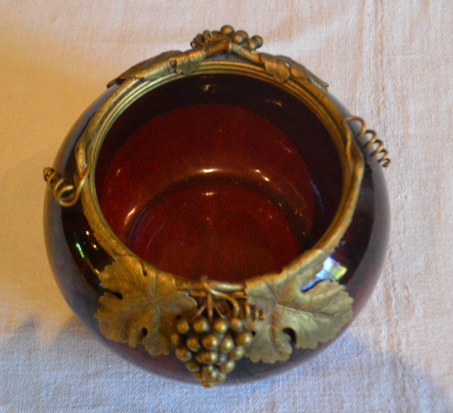 Fayenceschale aus Sevres mit Fassung aus vergoldeter Bronze (Handgefertigt) im Angebot
