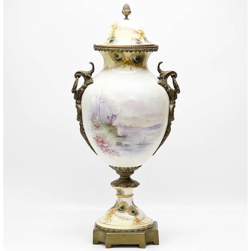Français Grande urne couverte en porcelaine de Sèvres, France, peinte à la main et montée sur bronze en vente