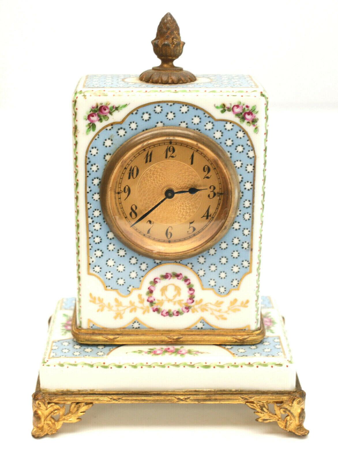 Sèvres Frankreich handbemaltes Porzellan Uhr Kaminset, um 1900

Ein hellblauer Grund mit dunkleren blauen Punktakzenten. Handgemalte Blumenbouquets und vergoldete Lorbeerblattverzierungen an den Rändern. Vergoldete Bronzebeschläge. Sèvres-Marke