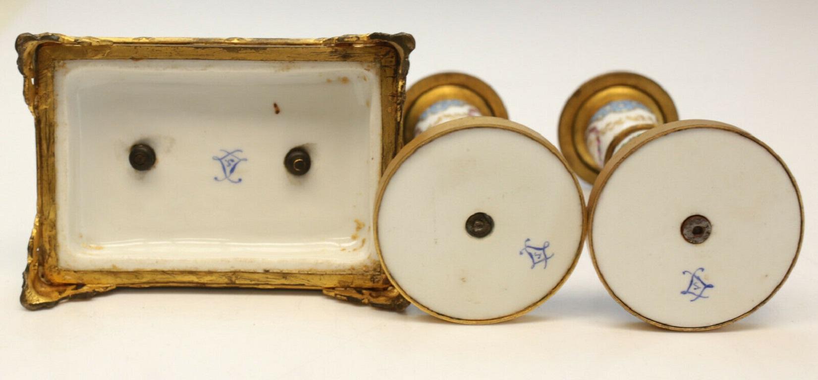 Sevres, Frankreich, handbemaltes Porzellan-Uhr-Kaminsims-Set, um 1900 im Angebot 2