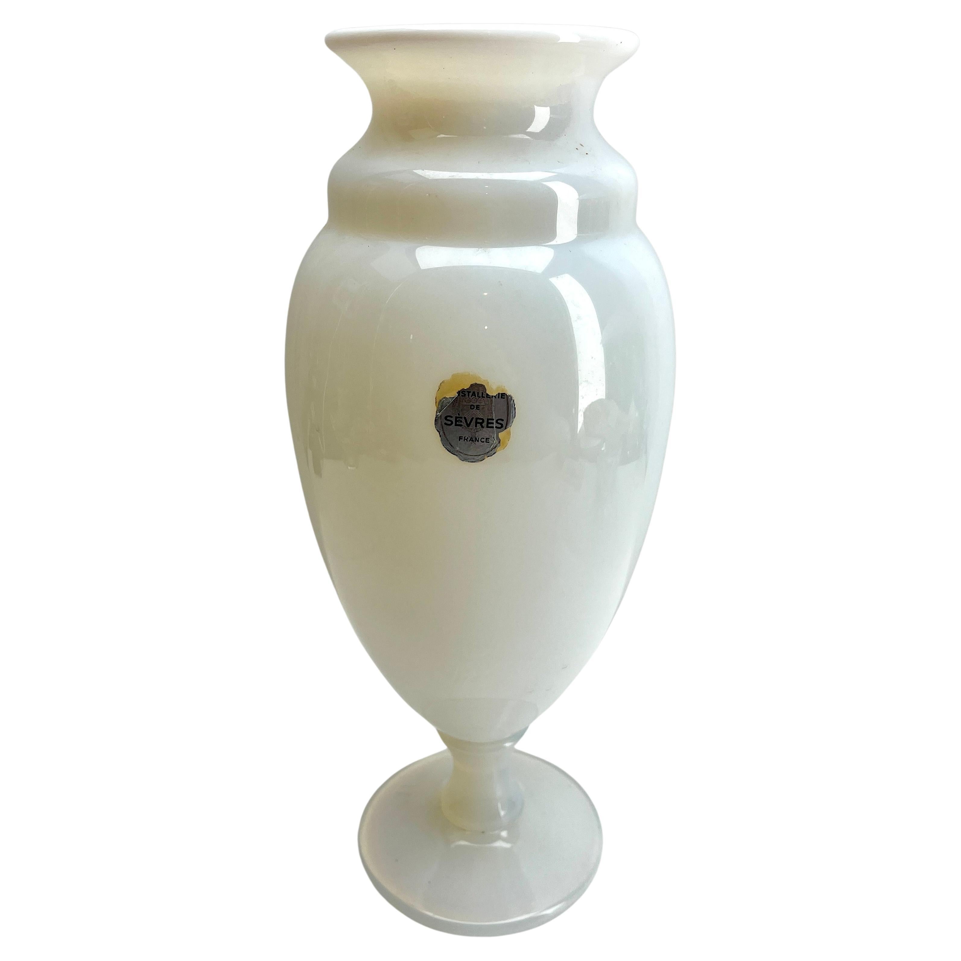 Vaso opalino grande su piede di Sèvres France Label degli anni '50 in vendita 2