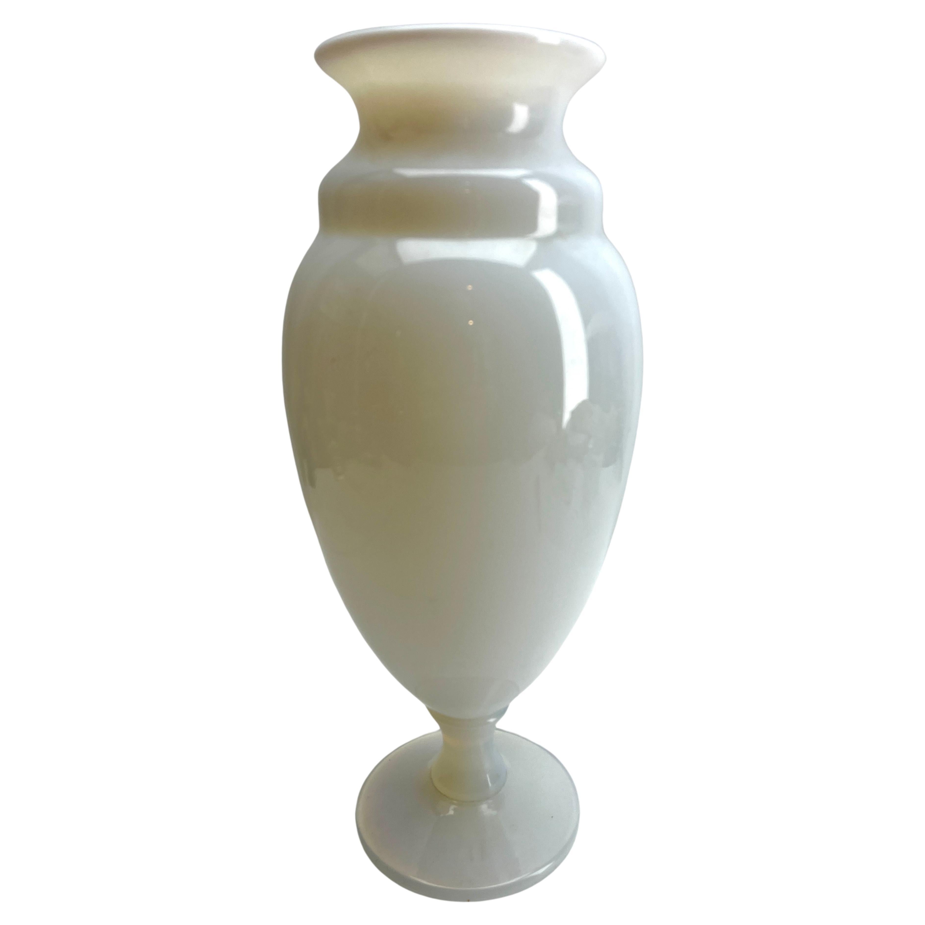 Vaso opalino grande su piede di Sèvres France Label degli anni '50

Bellissimo opale soffiato a mano e piede bianco applicato a mano
Misure: 36,5 cm di altezza, diametro 15 cm
Il pezzo è in ottime condizioni e una vera bellezza!



 