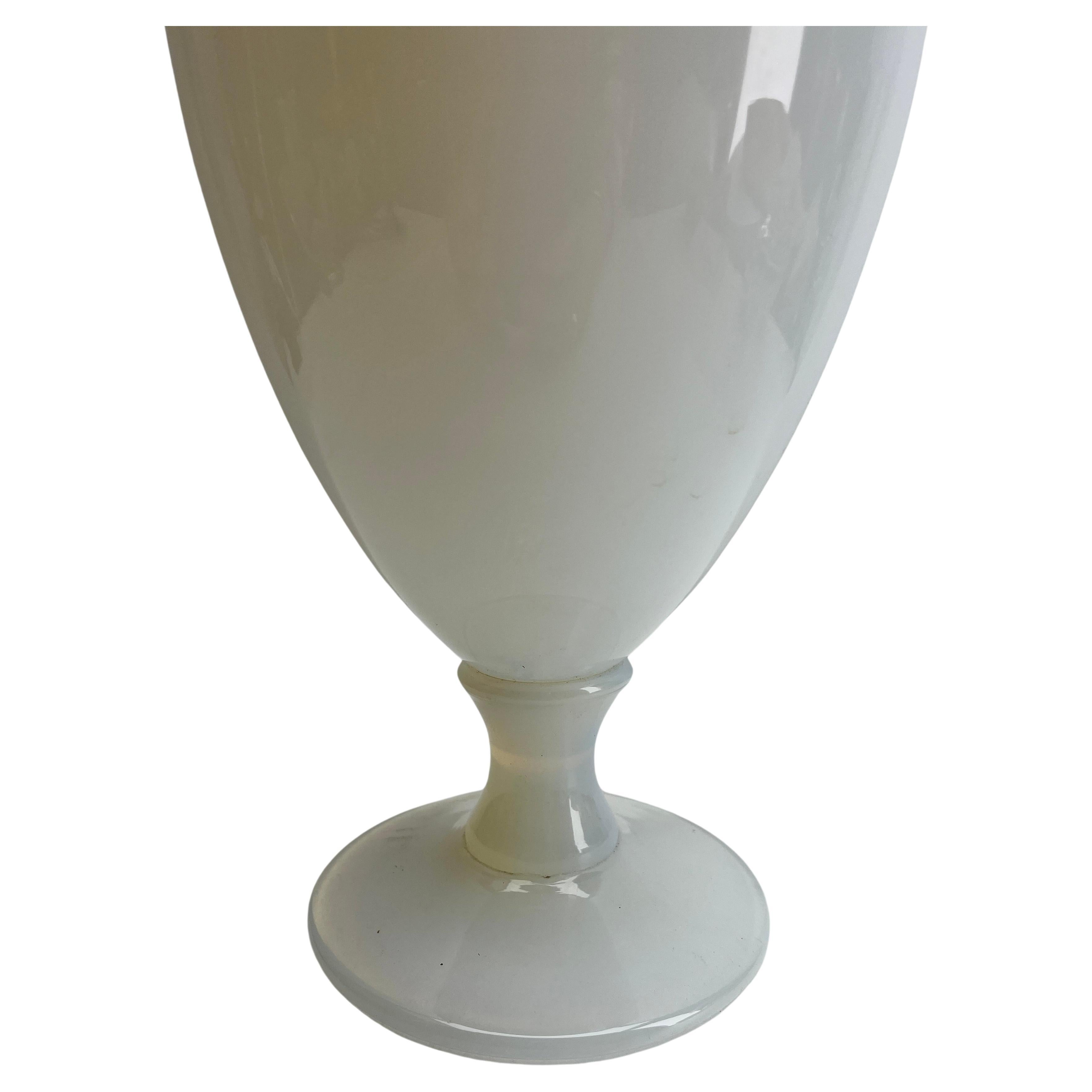 Mid-Century moderno Vaso opalino grande su piede di Sèvres France Label degli anni '50 in vendita