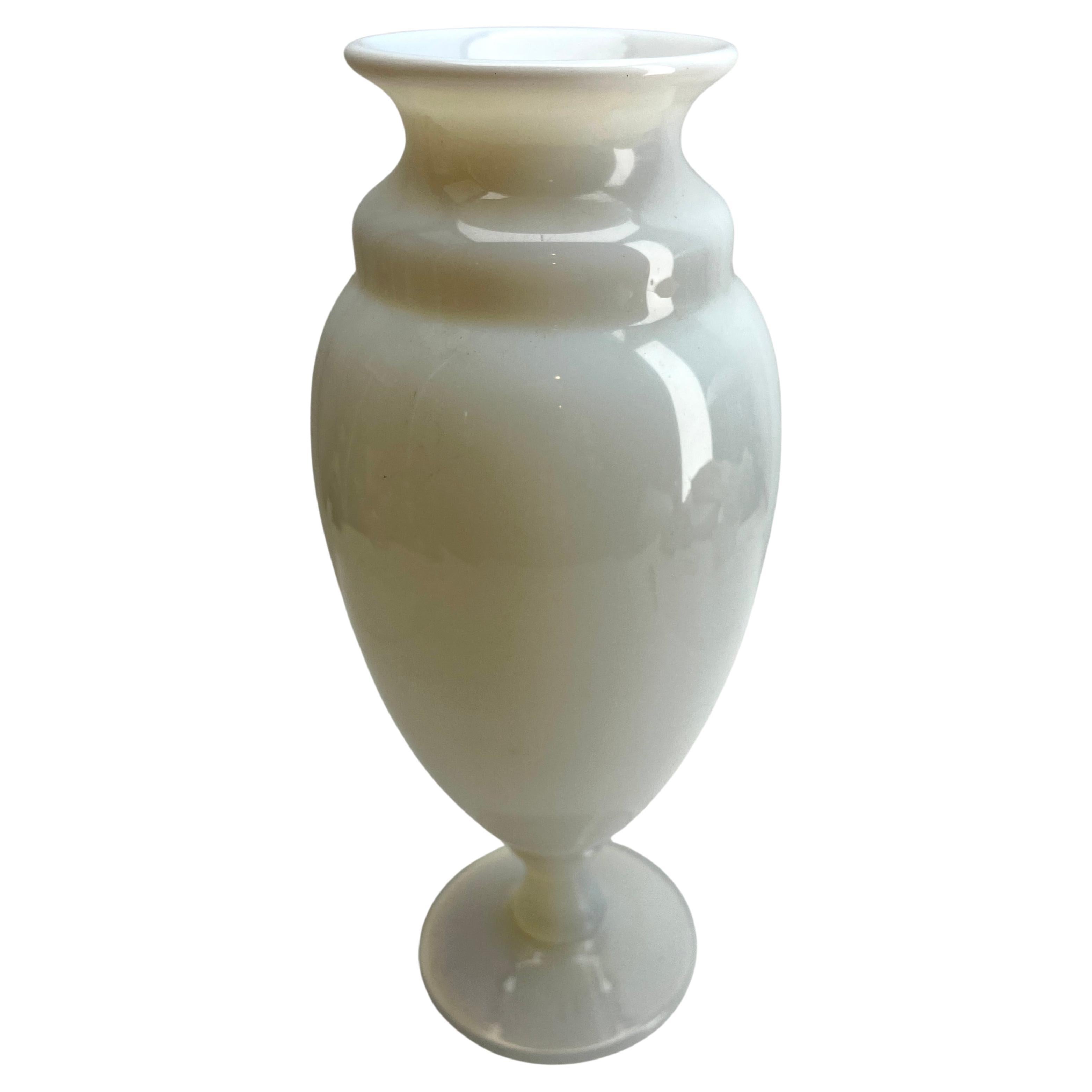 Francese Vaso opalino grande su piede di Sèvres France Label degli anni '50 in vendita