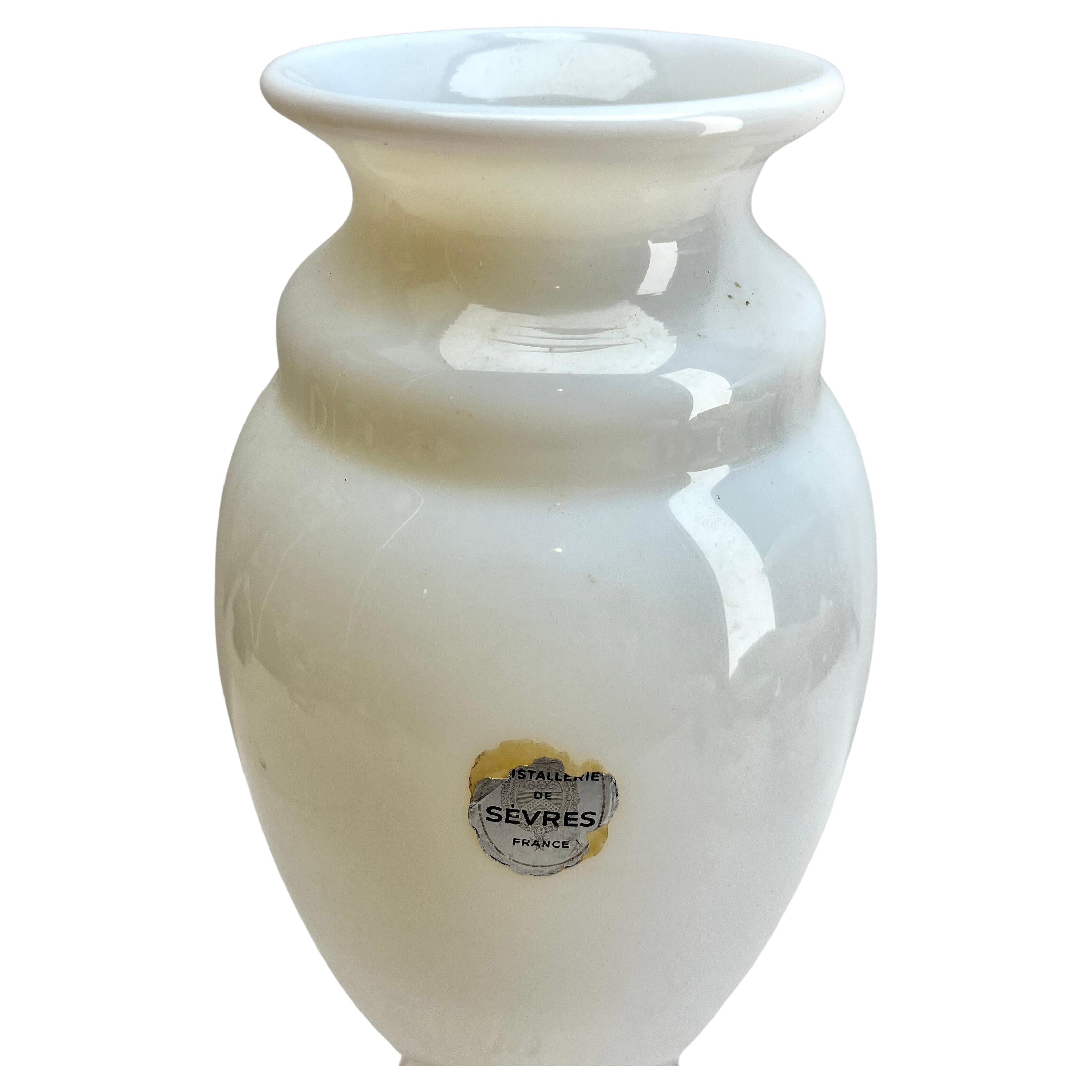 Fatto a mano Vaso opalino grande su piede di Sèvres France Label degli anni '50 in vendita
