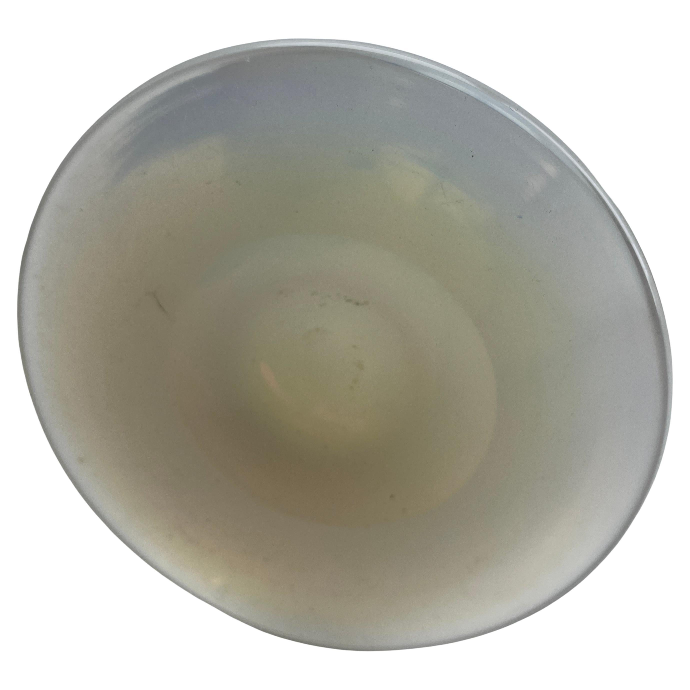 Vaso opalino grande su piede di Sèvres France Label degli anni '50 In condizioni buone in vendita a Verviers, BE