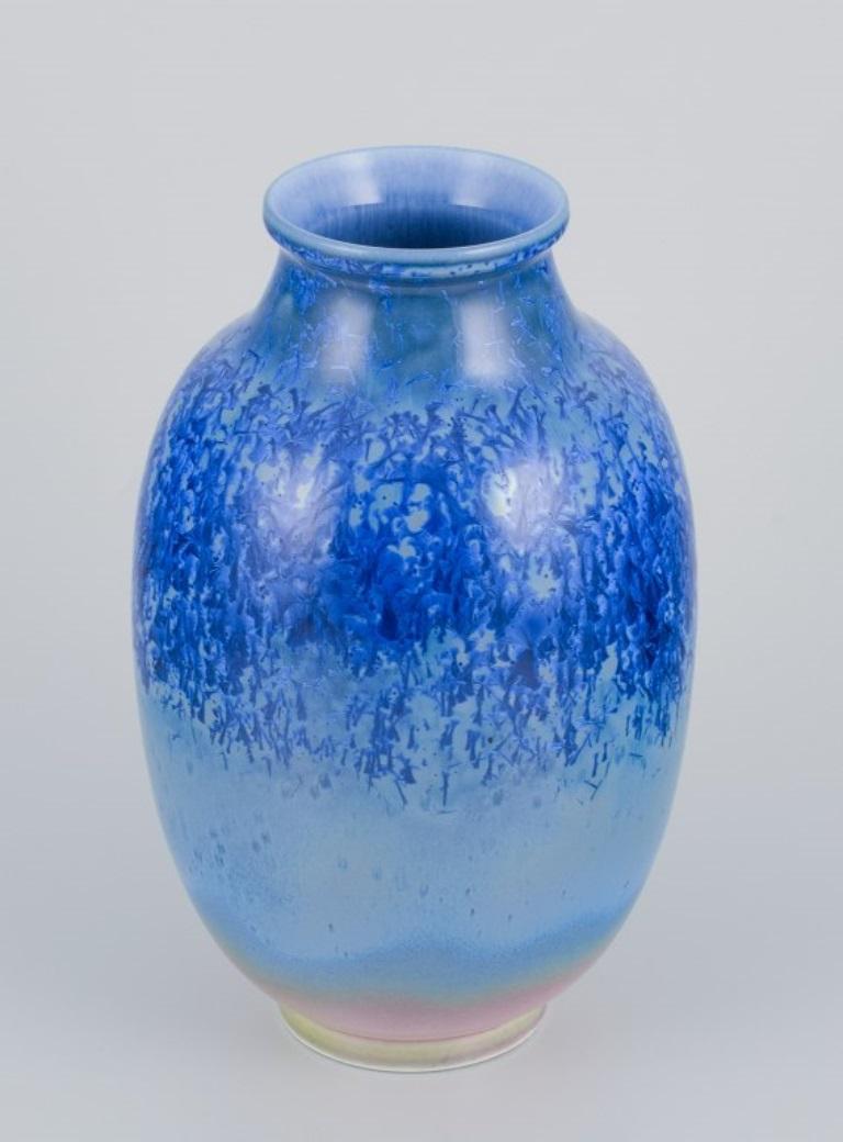 Francese Sevres, Francia. Grande vaso in porcellana con smalto cristallino nei toni del blu. in vendita