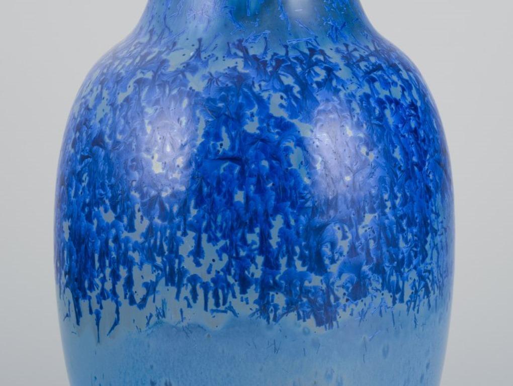 Sevres, Francia. Grande vaso in porcellana con smalto cristallino nei toni del blu. In condizioni ottime in vendita a København, Copenhagen
