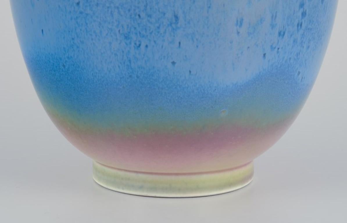 XXI secolo e contemporaneo Sevres, Francia. Grande vaso in porcellana con smalto cristallino nei toni del blu. in vendita