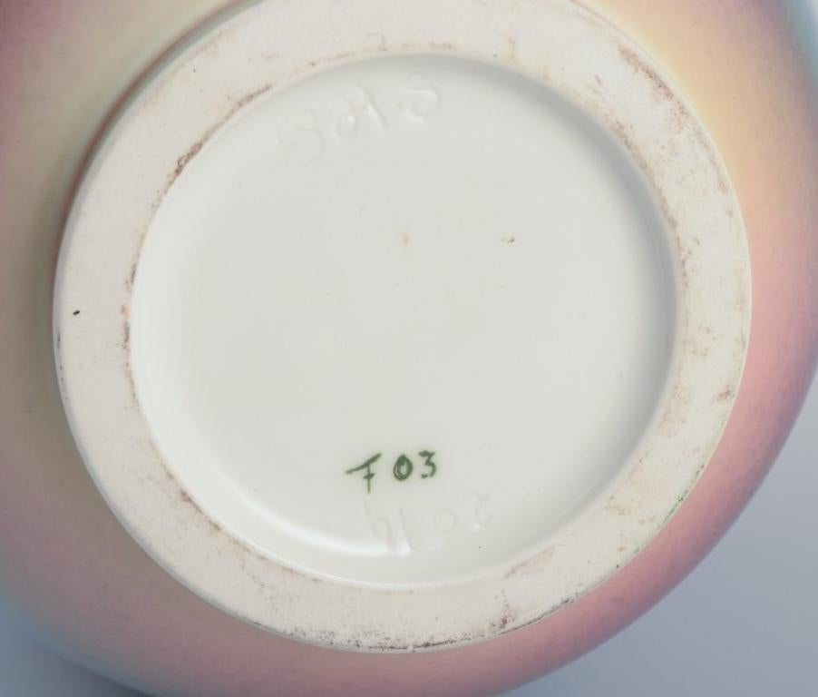 Sevres, Francia. Grande vaso in porcellana con smalto cristallino nei toni del blu. in vendita 1