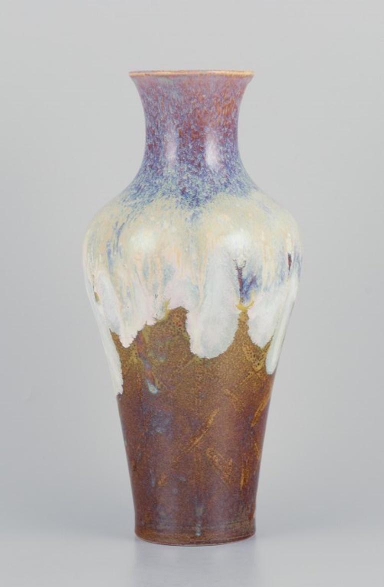 Sevres, Francia. Grande vaso di porcellana unico nel suo genere con smalti fluidi nei toni del giallo ocra, del viola e della sabbia.
Un pezzo unico del 2007.
Marcato e firmato.
In ottime condizioni, con alcune bolle di smalto all'interno