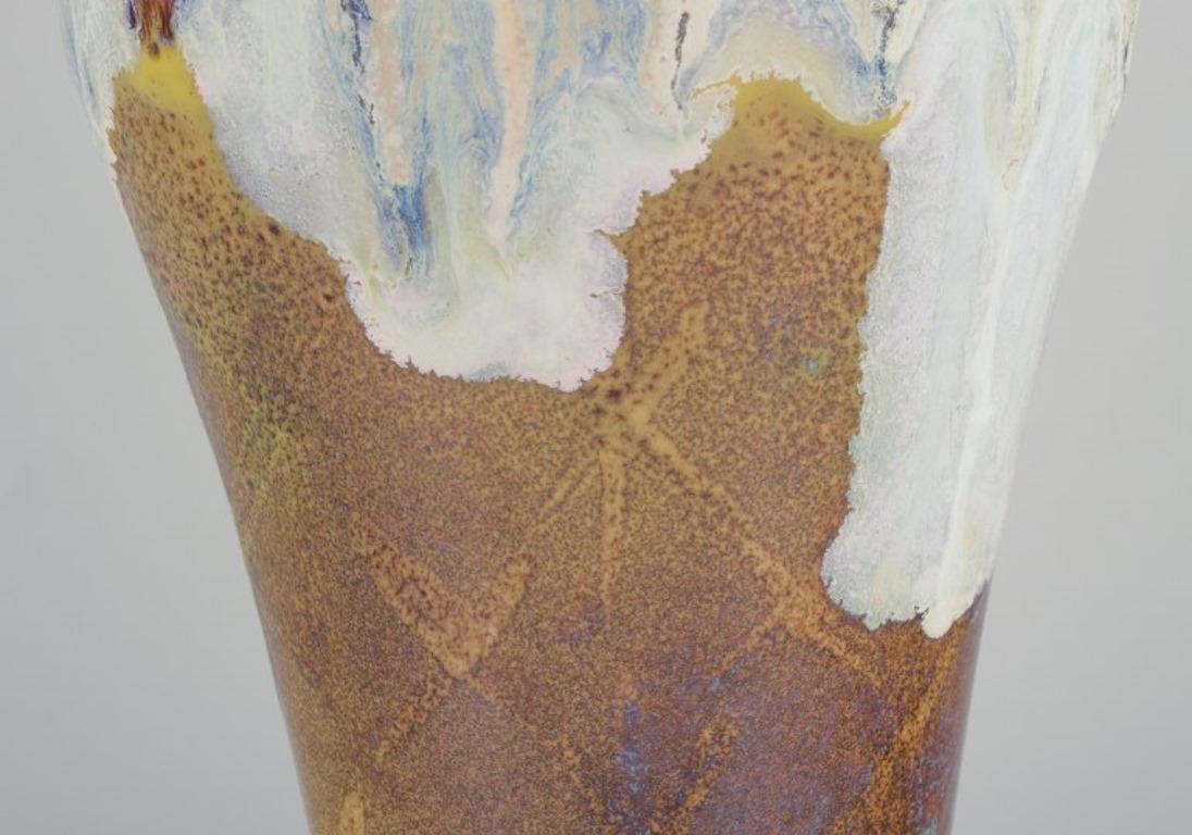 XXI secolo e contemporaneo Sevres, Francia. Grande vaso unico in porcellana con smalto fluente, 2007 in vendita