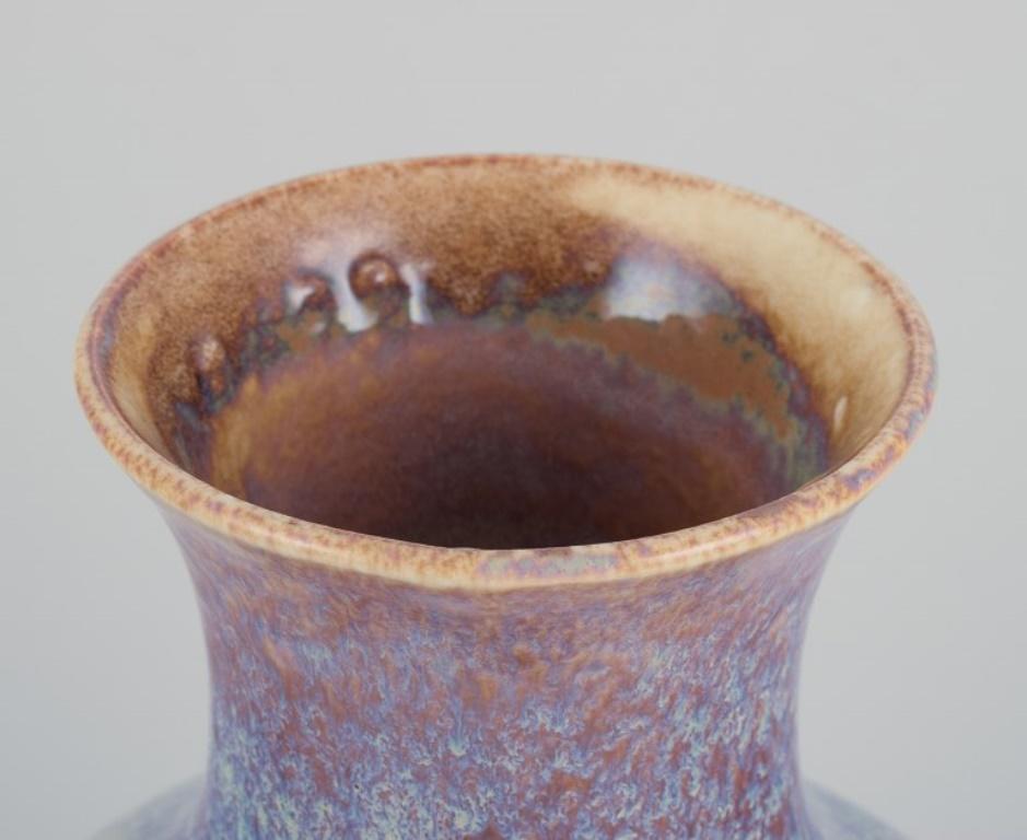 Porcellana Sevres, Francia. Grande vaso unico in porcellana con smalto fluente, 2007 in vendita