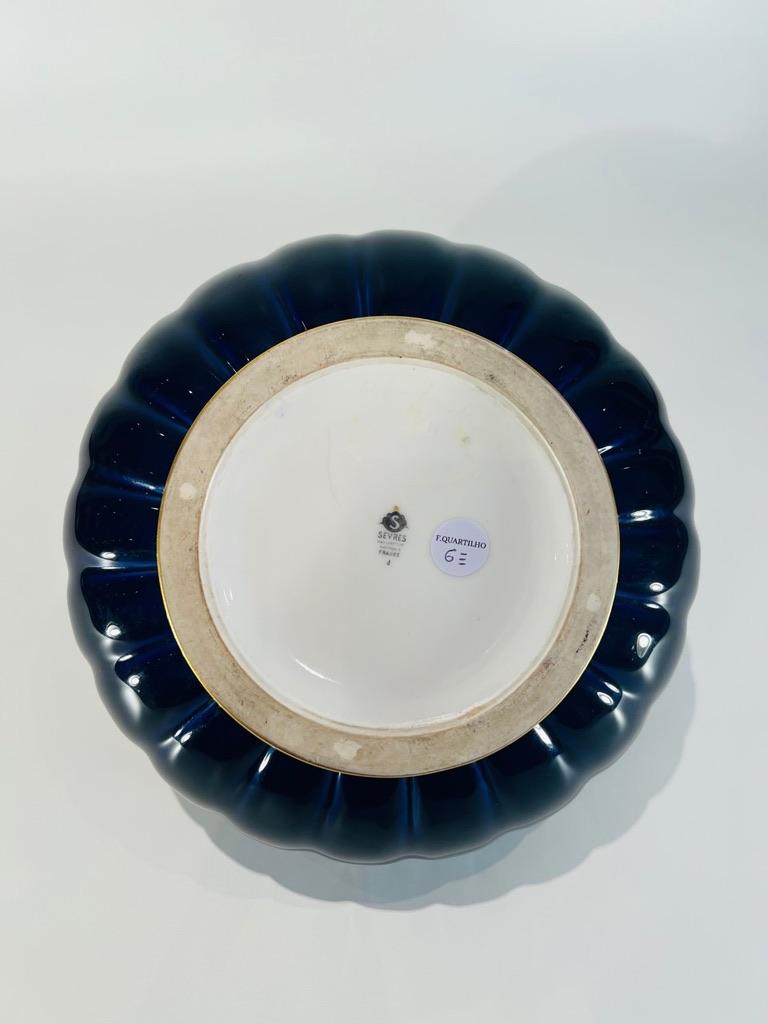 Metà XX secolo Porcellana Art Deco di Sèvres in blu cobalto e oro firmata 1930. in vendita