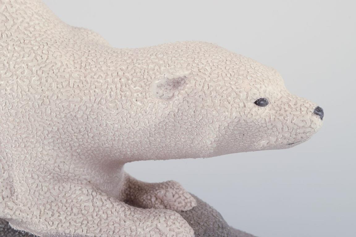 Vernissé Sèvres, France. Sculpture d'un vison en faïence. Style Art déco. Années 1930/40. en vente